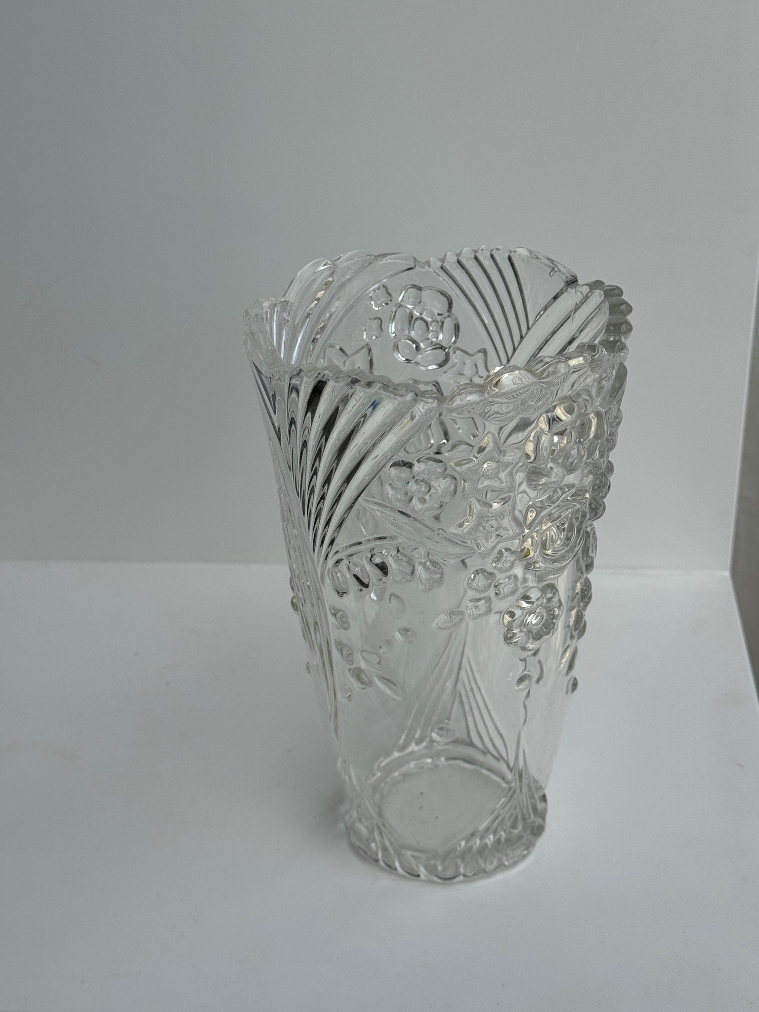 Vase en verre à motif de fleurs stylisées