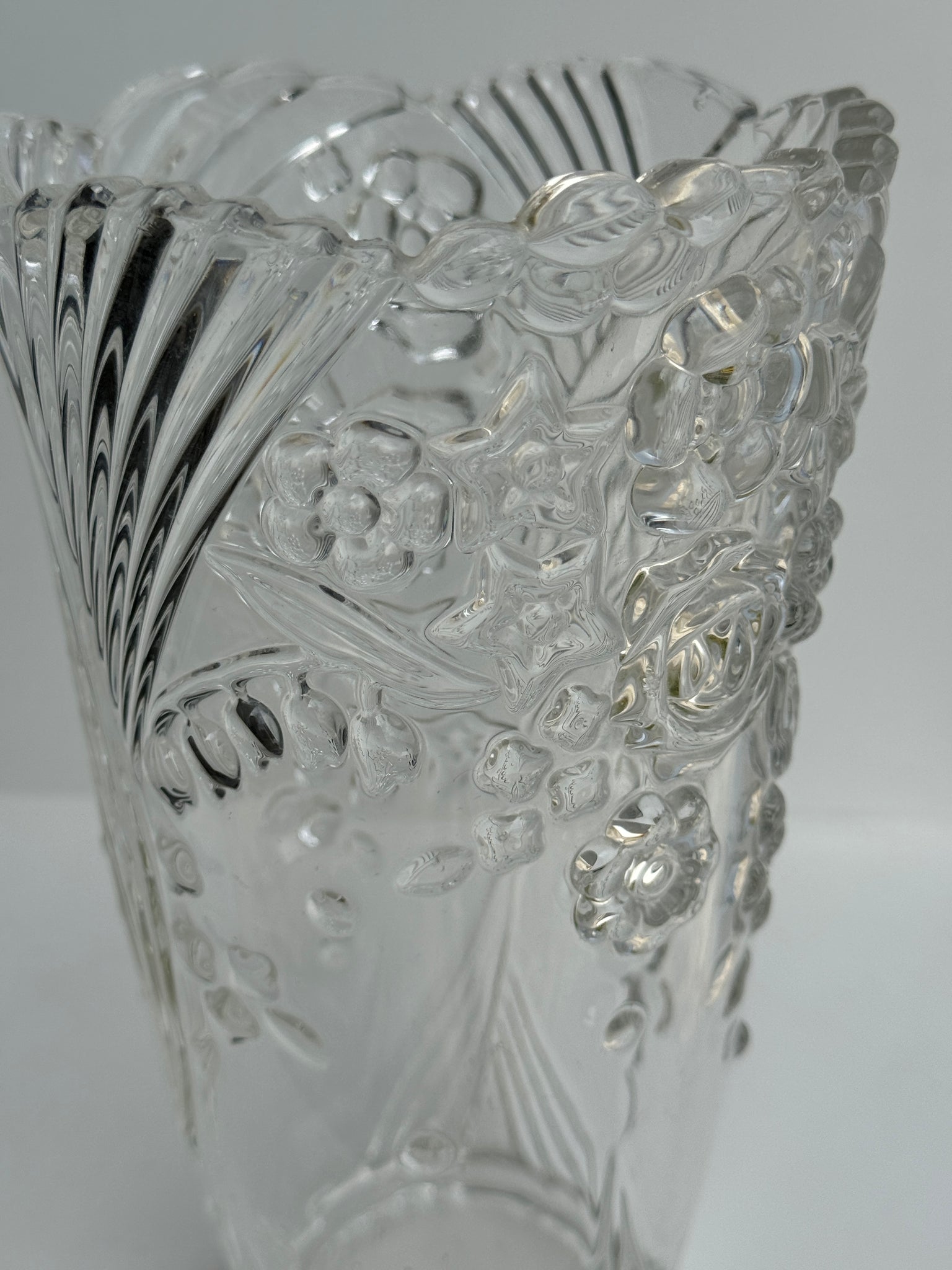 Vase en verre à motif de fleurs stylisées