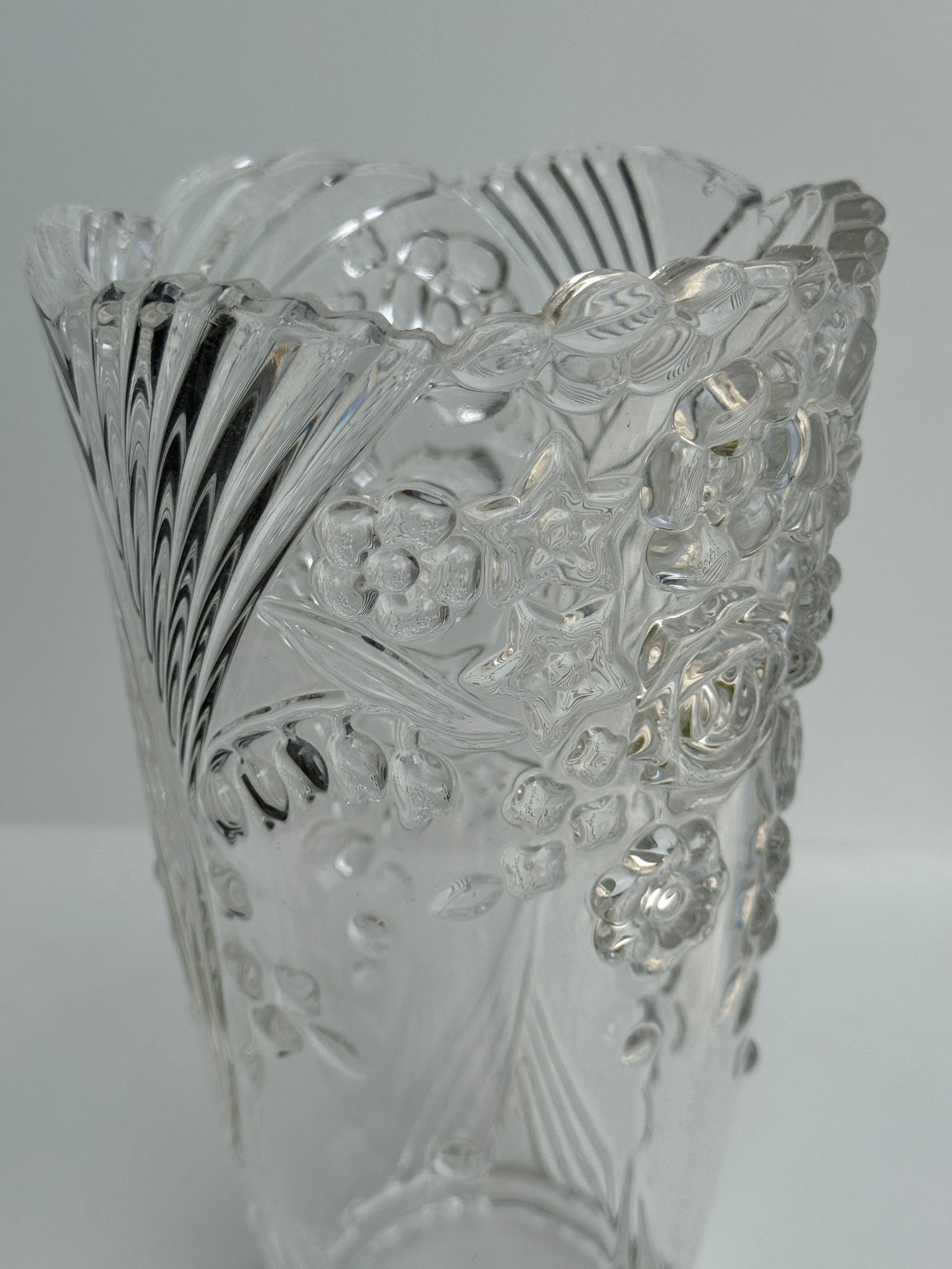 Vase en verre à motif de fleurs stylisées