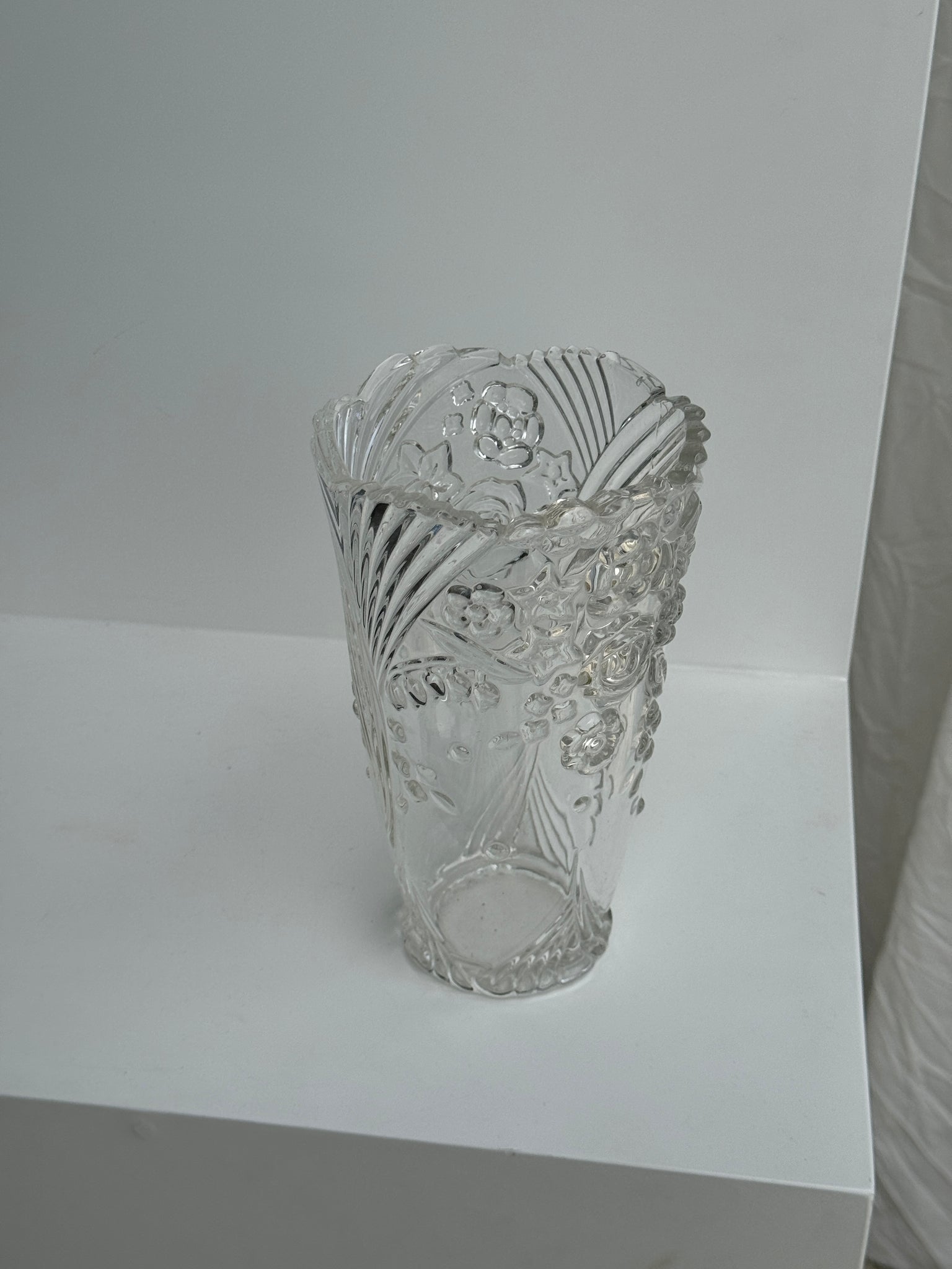 Vase en verre à motif de fleurs stylisées