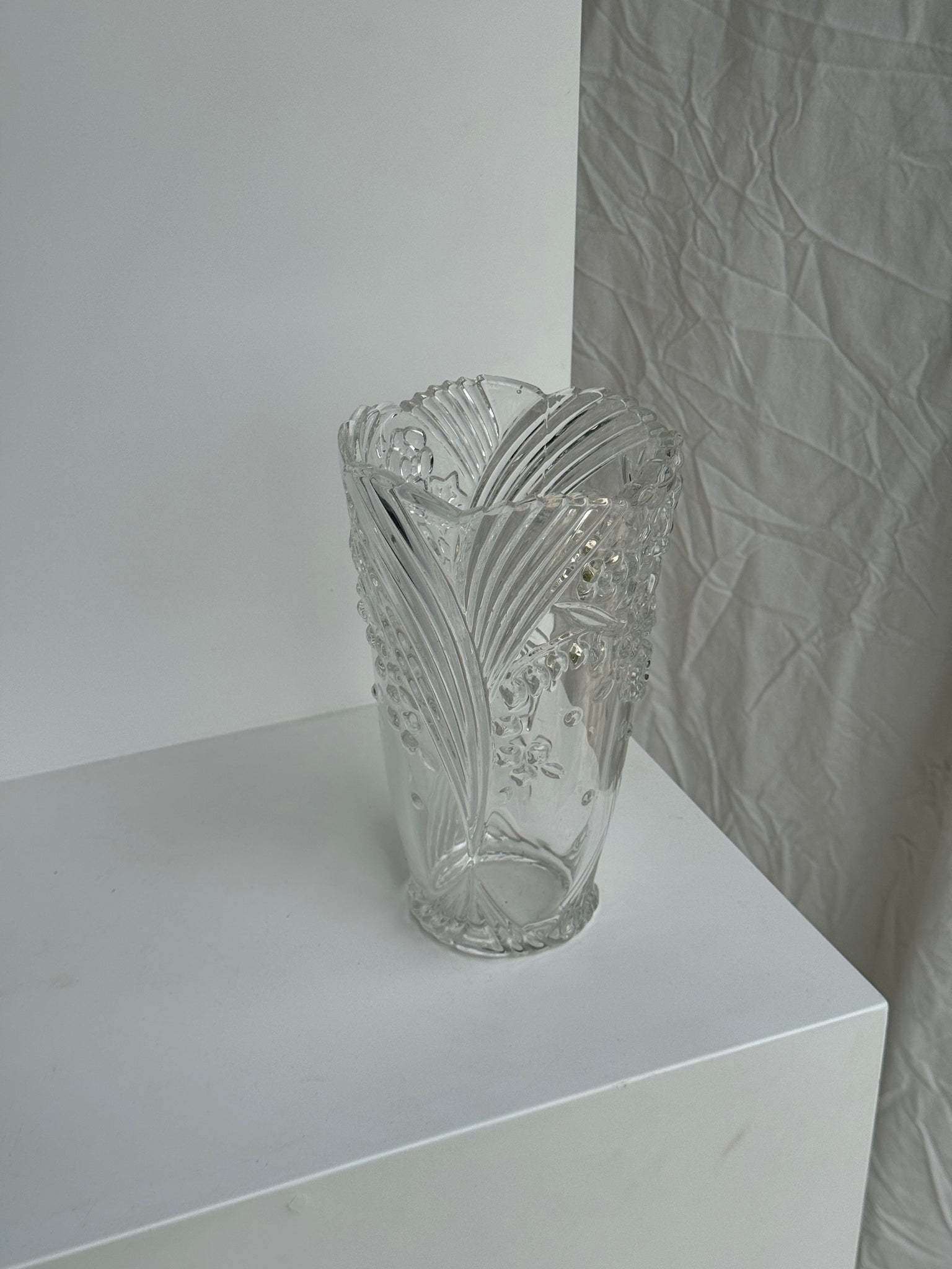 Vase en verre à motif de fleurs stylisées