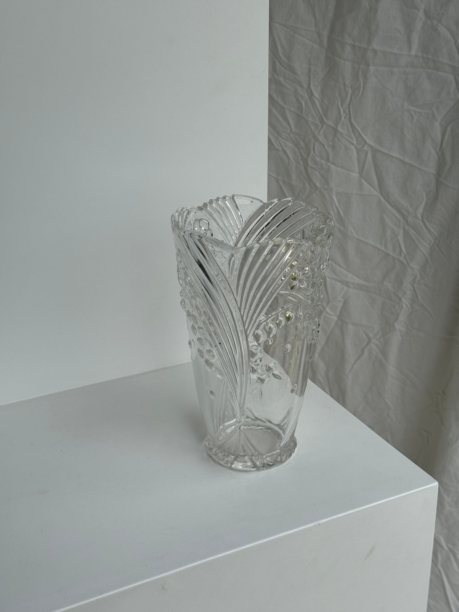 Vase en verre à motif de fleurs stylisées