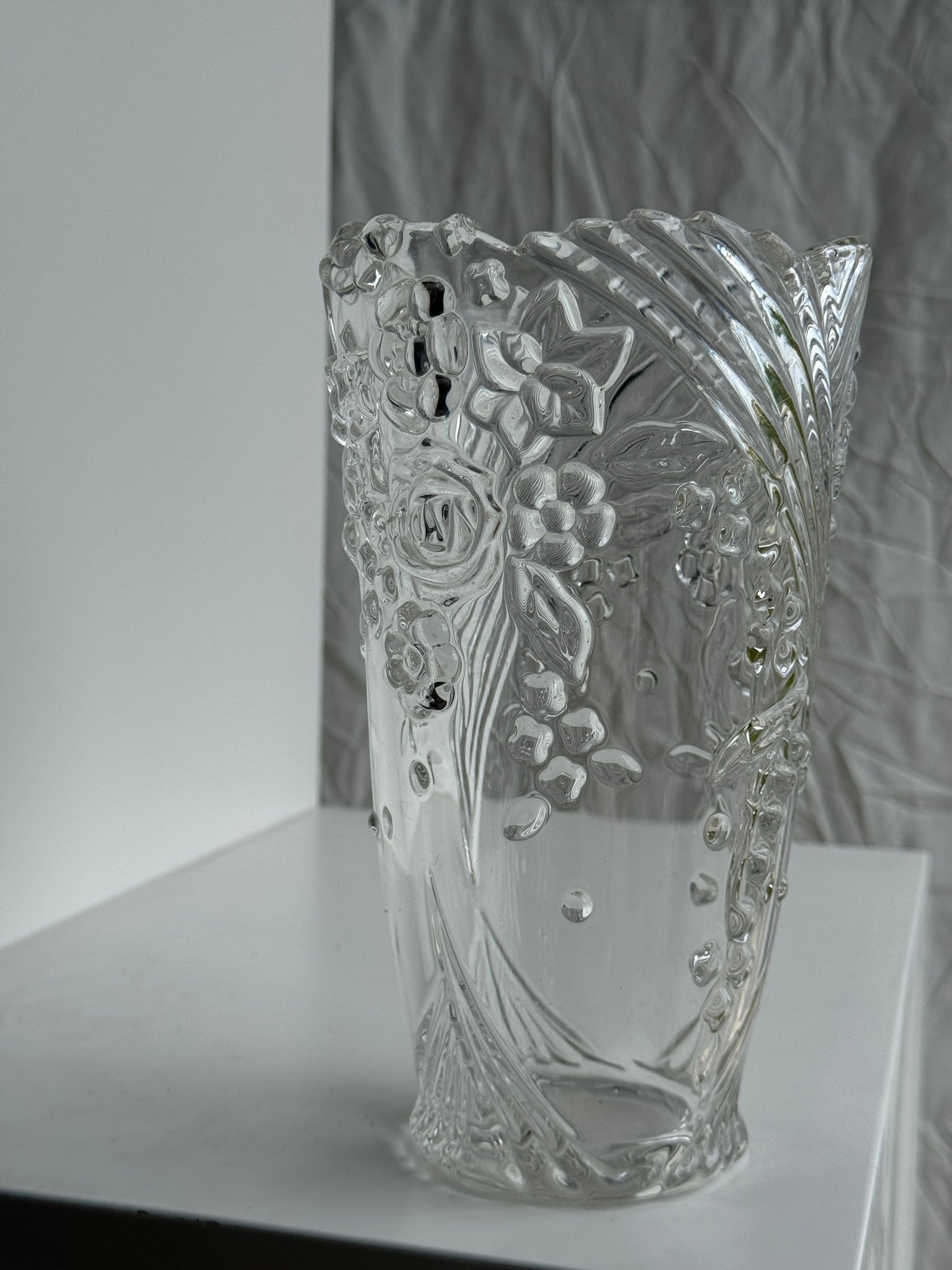 Vase en verre à motif de fleurs stylisées