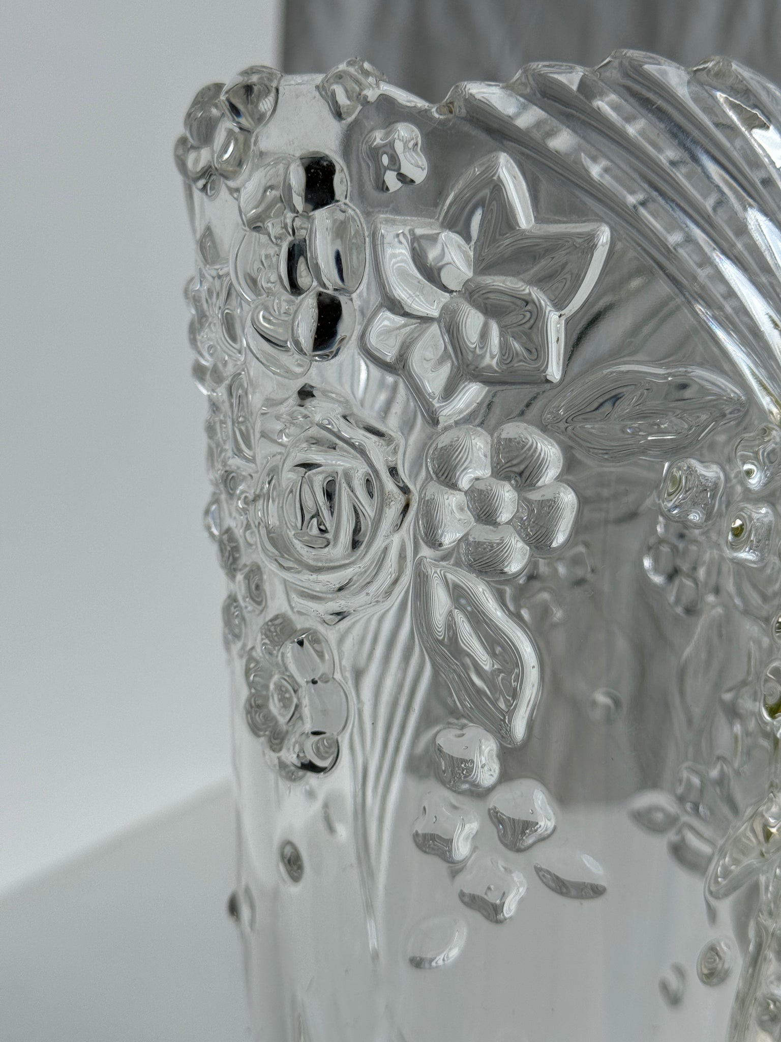 Vase en verre à motif de fleurs stylisées