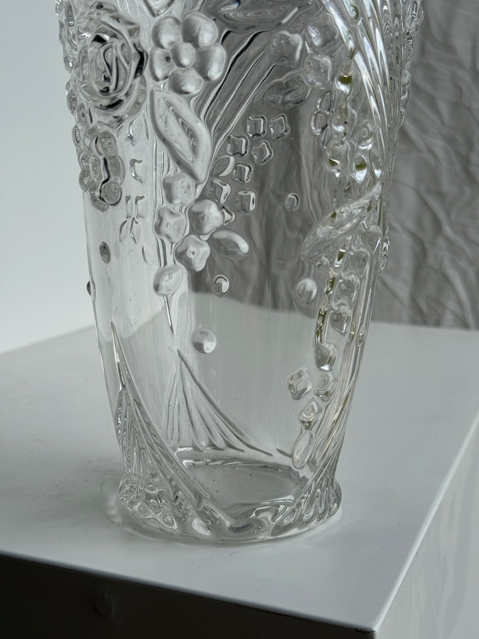 Vase en verre à motif de fleurs stylisées