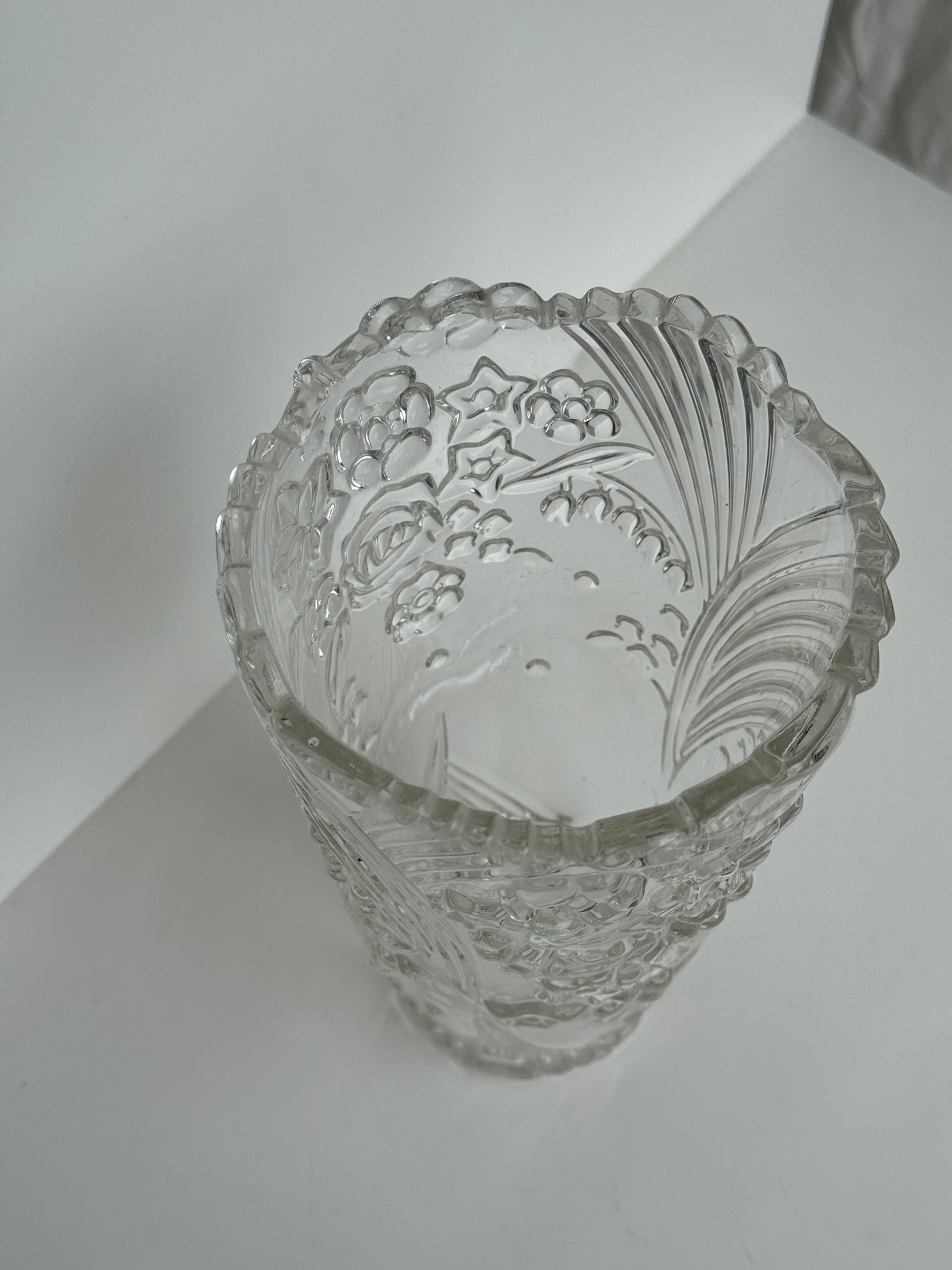 Vase en verre à motif de fleurs stylisées