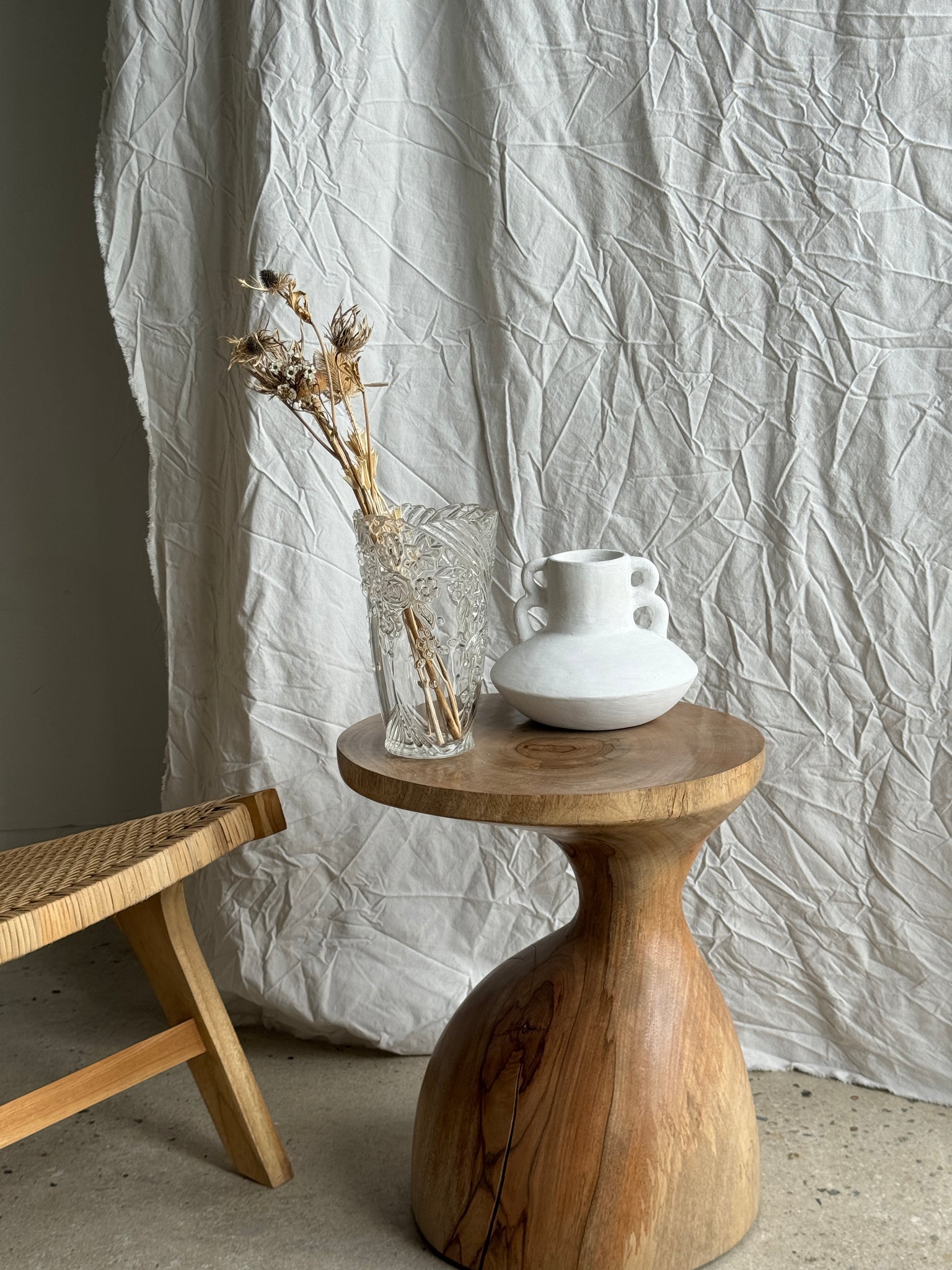 Vase en verre à motif de fleurs stylisées