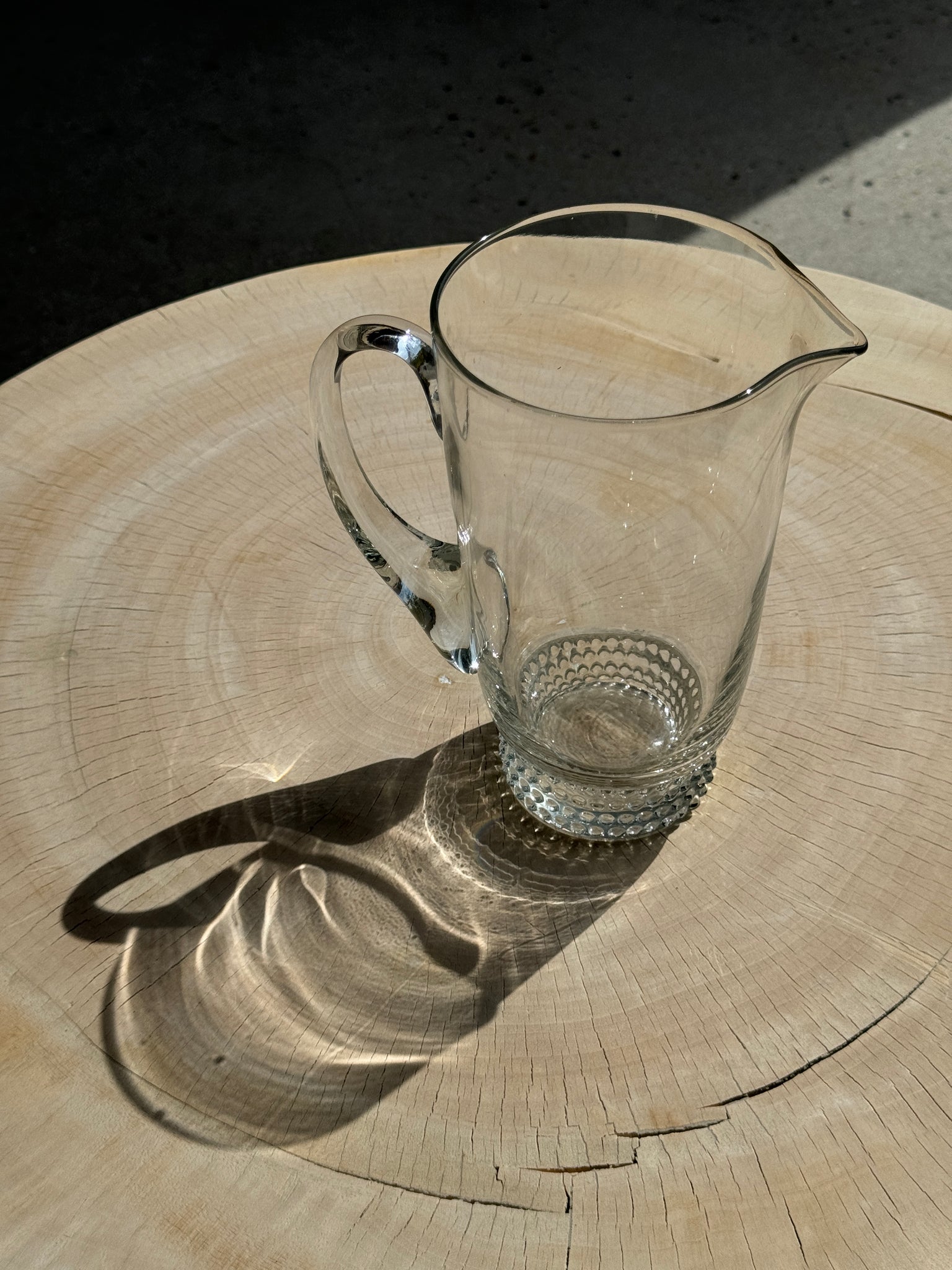 Carafe à anse en verre belle matière pied motifs billes de verre H21