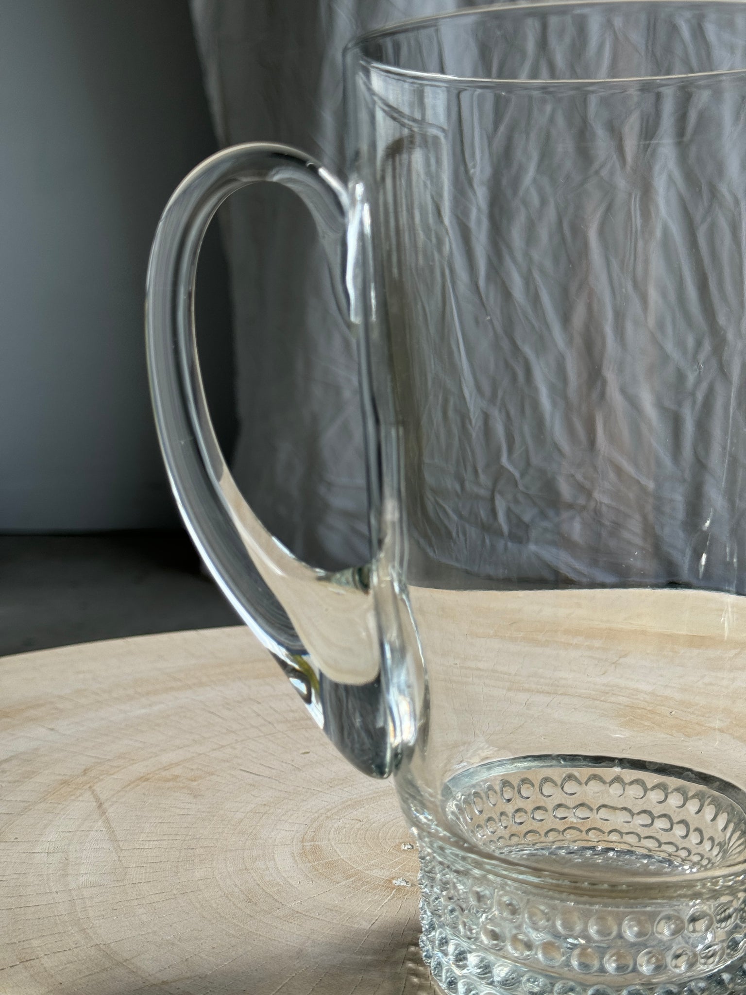 Carafe à anse en verre belle matière pied motifs billes de verre H21