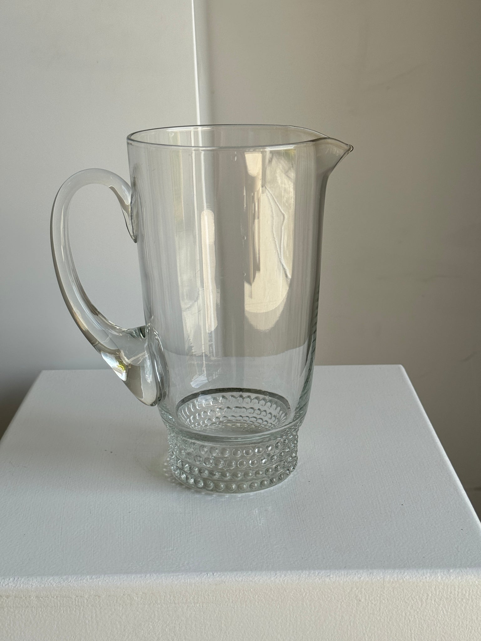 Carafe à anse en verre belle matière pied motifs billes de verre H21