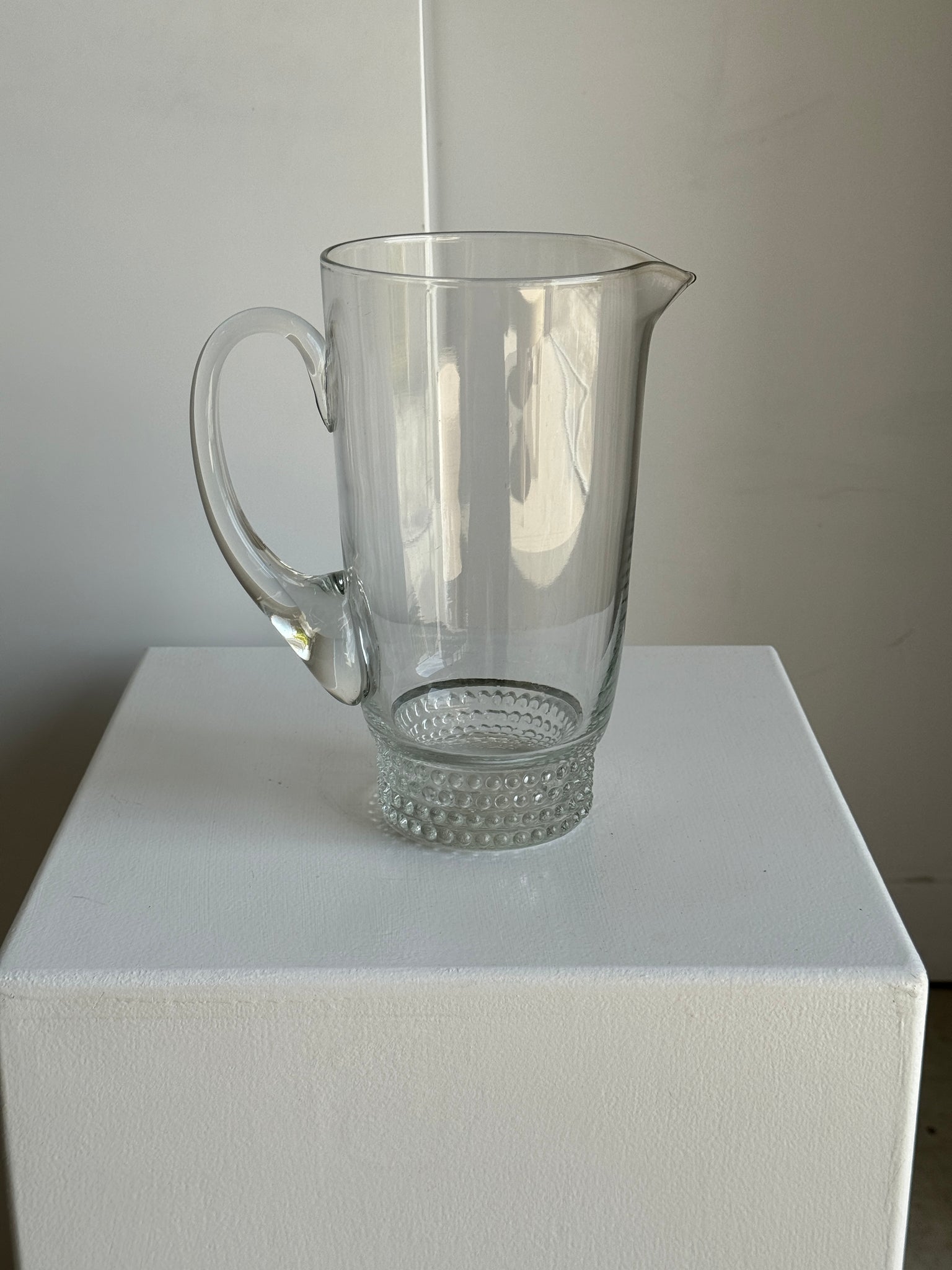 Carafe à anse en verre belle matière pied motifs billes de verre H21