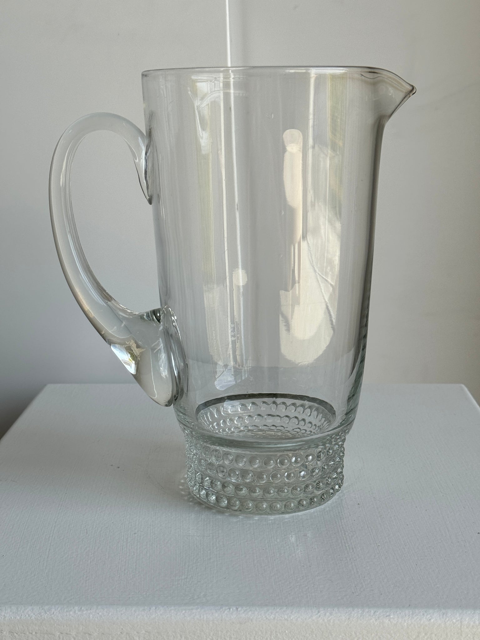 Carafe à anse en verre belle matière pied motifs billes de verre H21