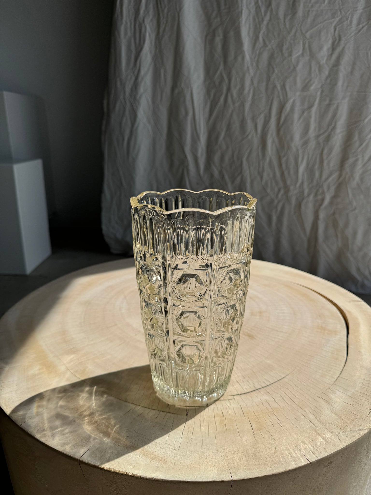 Vase en verre moulé italien motifs géométriques H23