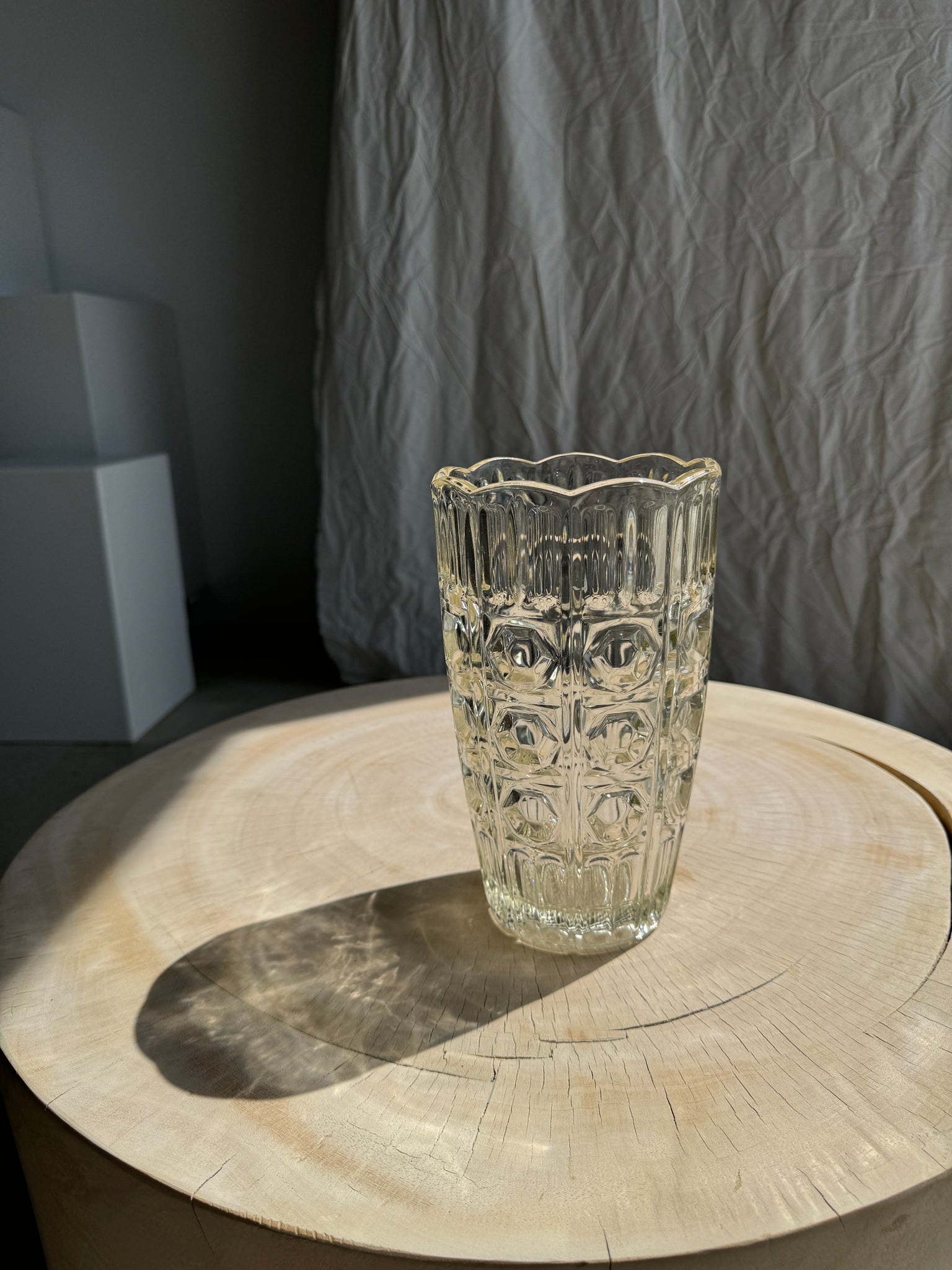 Vase en verre moulé italien motifs géométriques H23