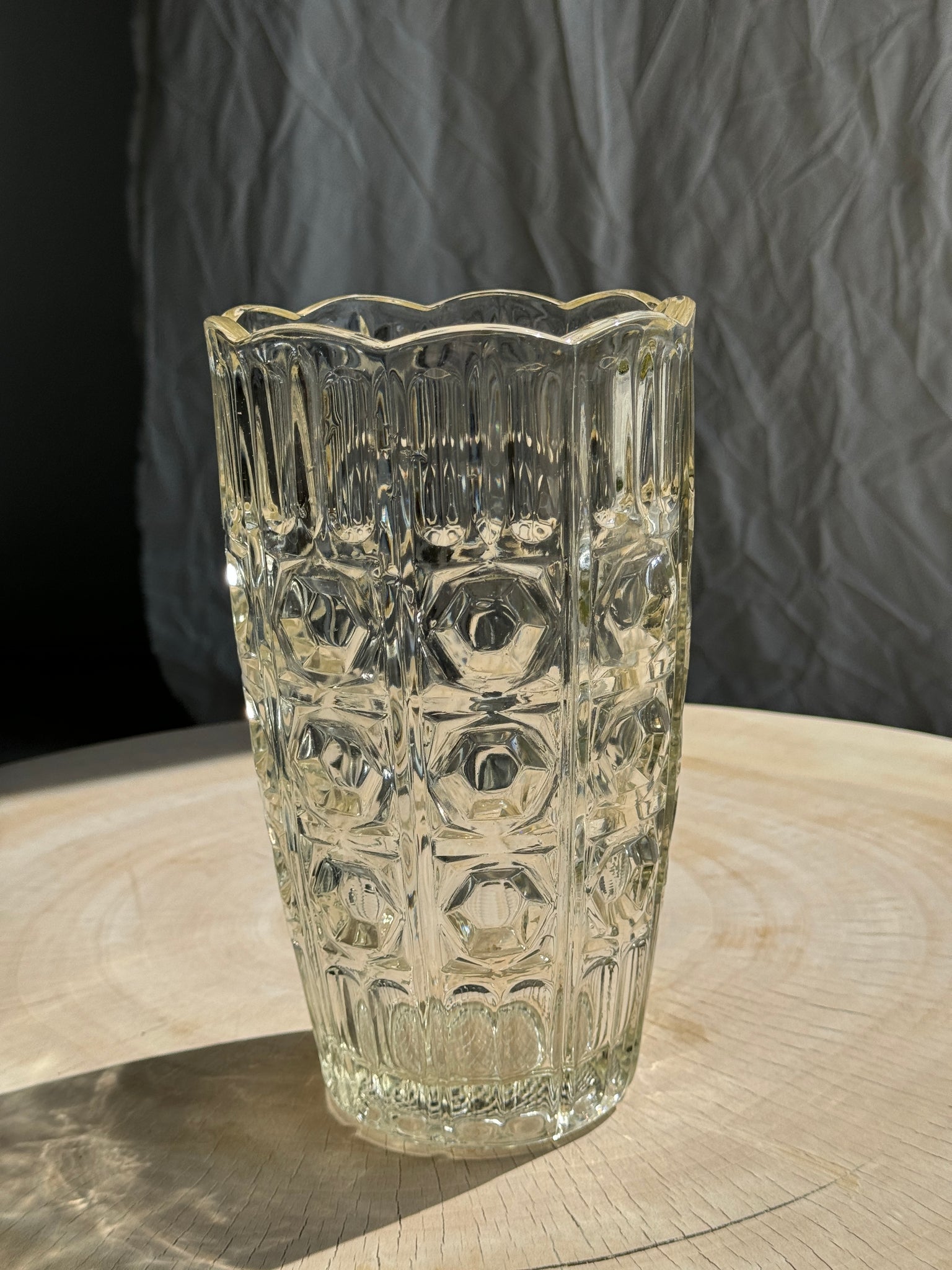 Vase en verre moulé italien motifs géométriques H23