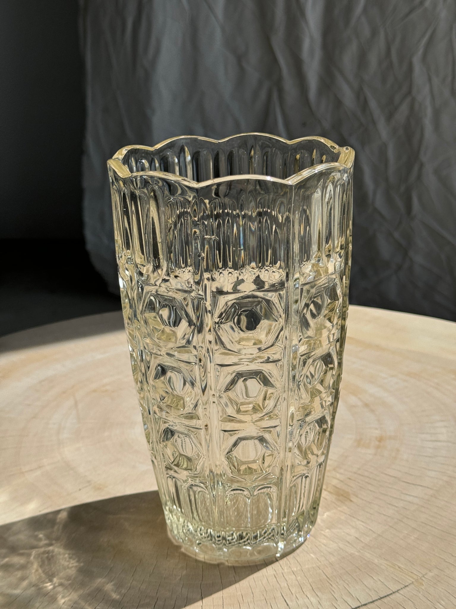 Vase en verre moulé italien motifs géométriques H23