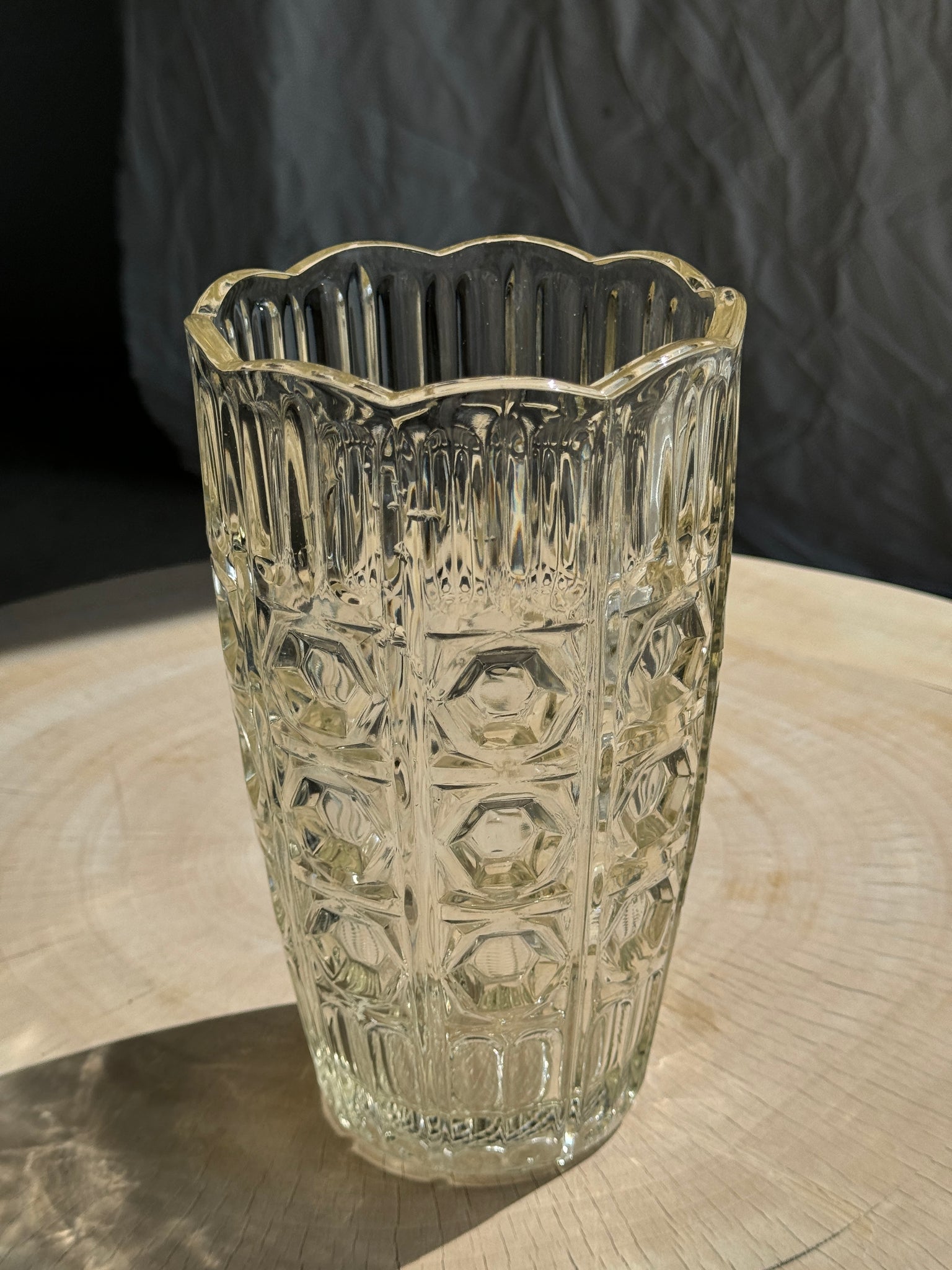 Vase en verre moulé italien motifs géométriques H23