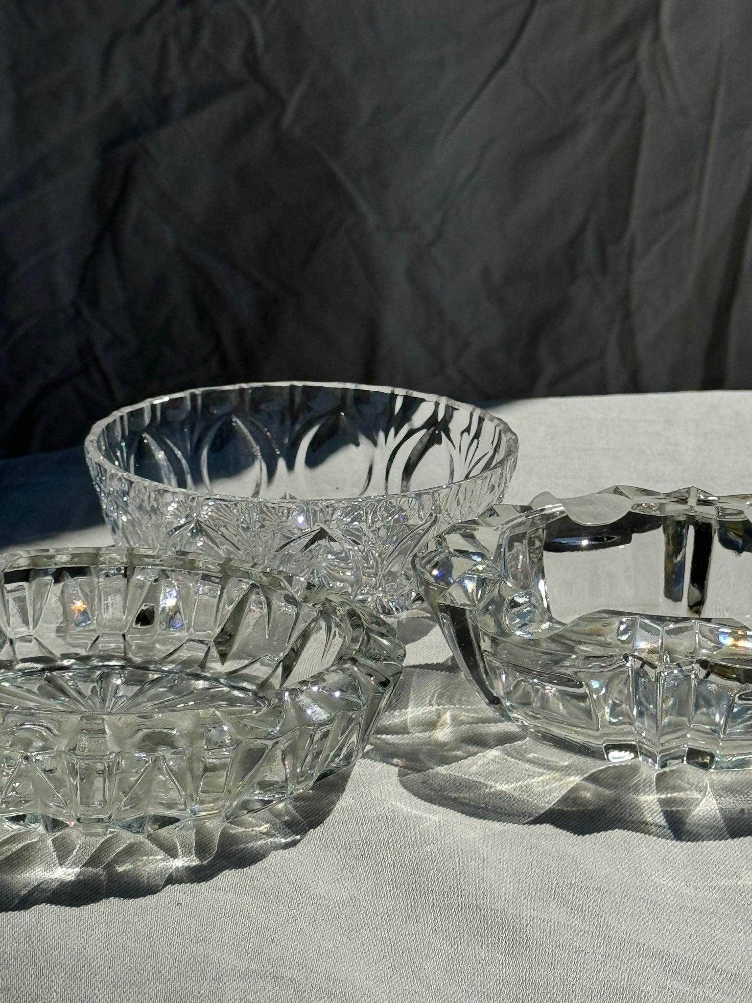 Cendrier circulaire en verre motifs de pétales stylisés