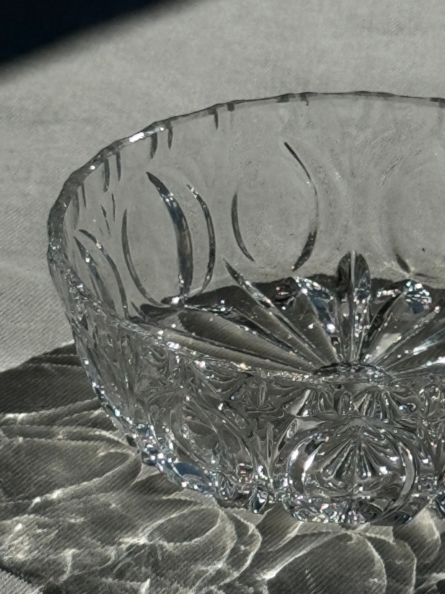 Cendrier circulaire en verre motifs de pétales stylisés