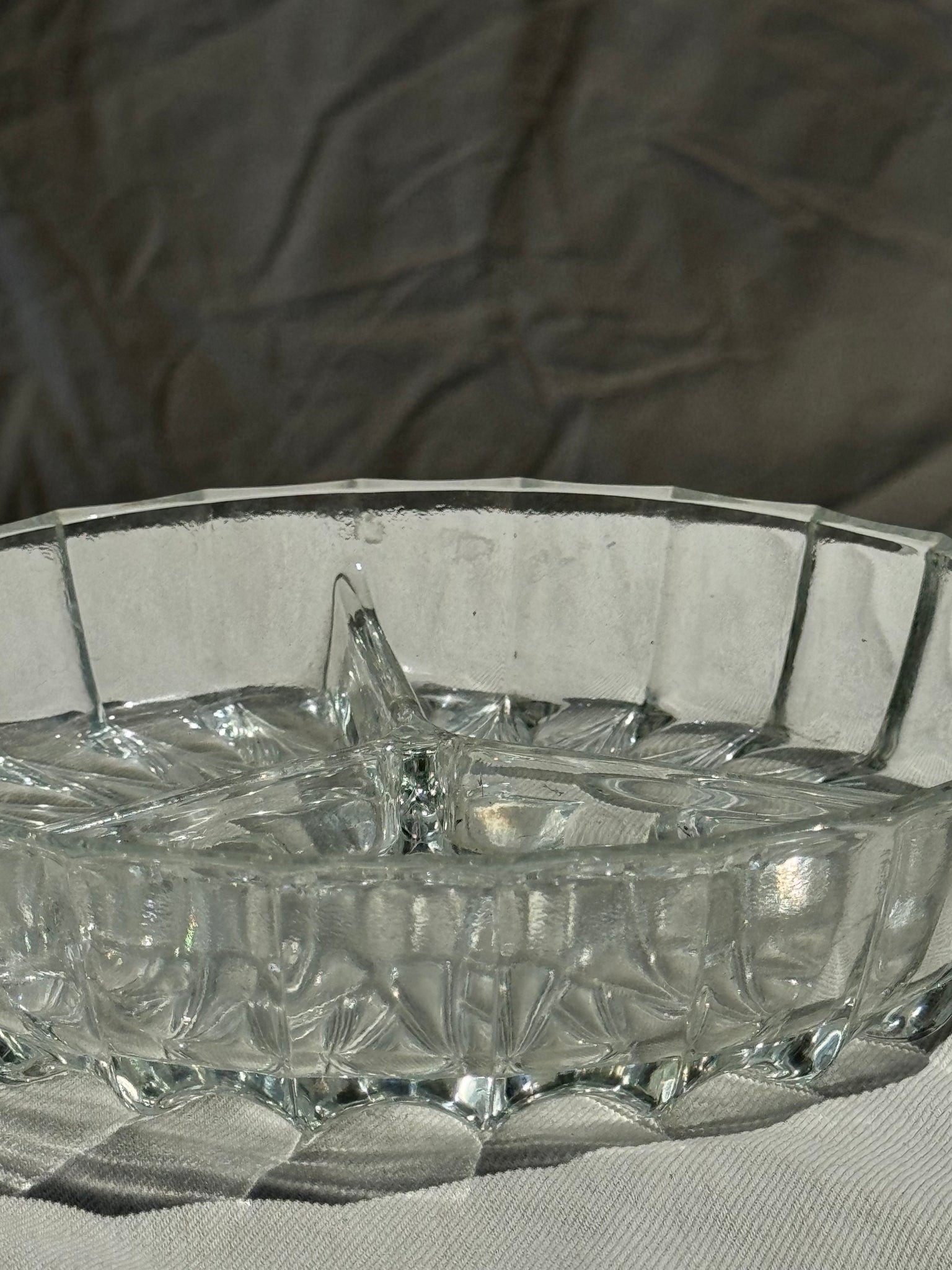 Petit plat ou cendrier en verre à compartiments classique D19