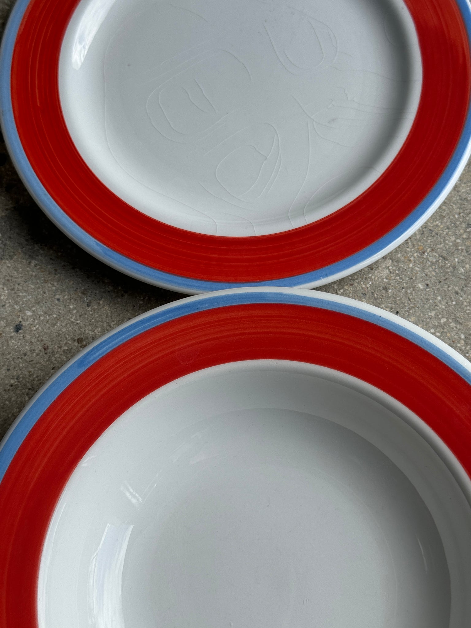 Lot de 4 assiettes italiennes rouges et bleues