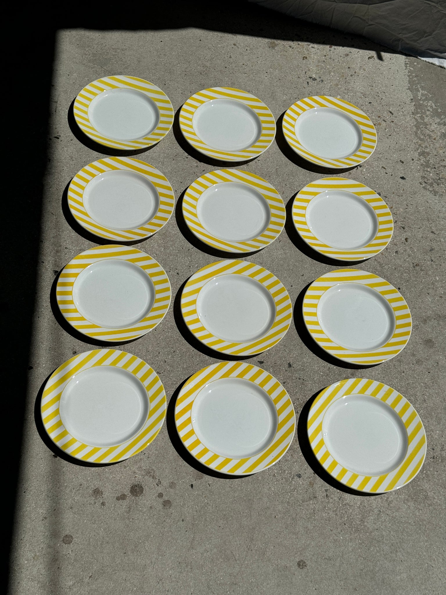 Lot de 12 assiettes rayées jaunes italiennes