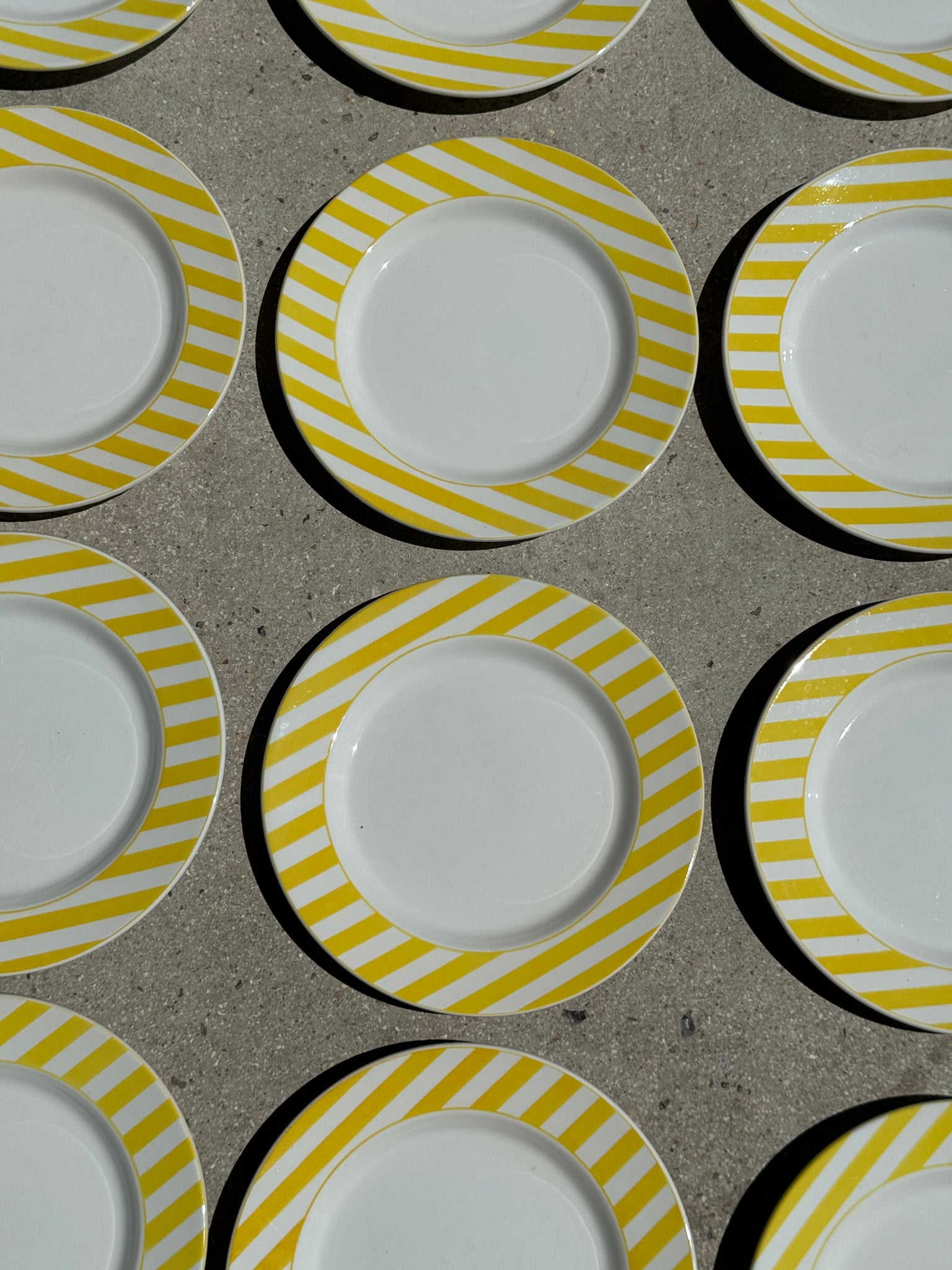 Lot de 12 assiettes rayées jaunes italiennes