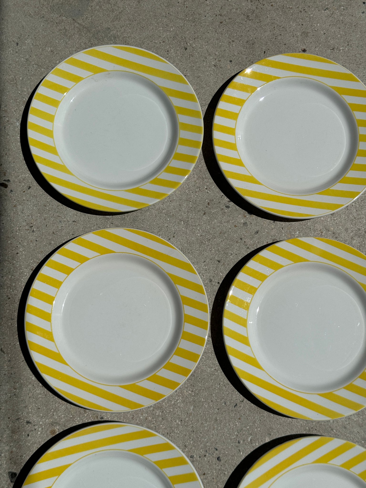 Lot de 12 assiettes rayées jaunes italiennes