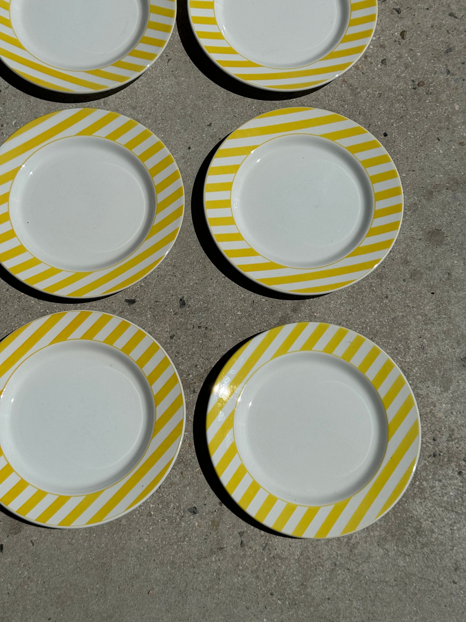 Lot de 12 assiettes rayées jaunes italiennes