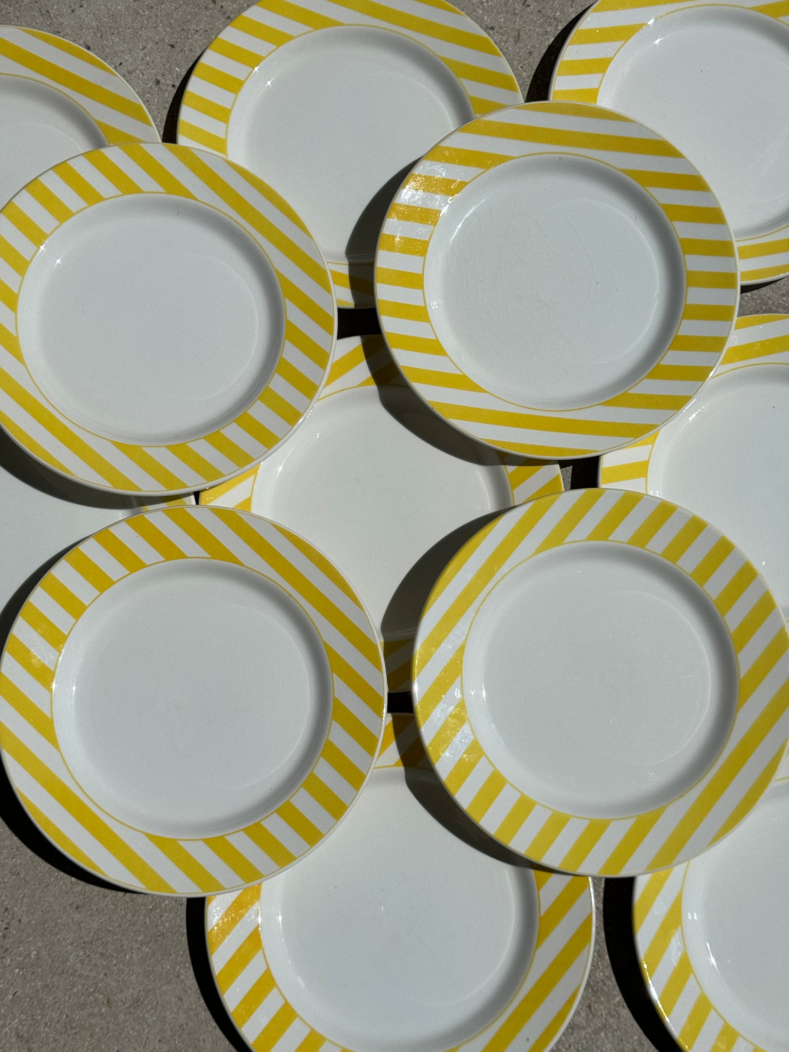 Lot de 12 assiettes rayées jaunes italiennes