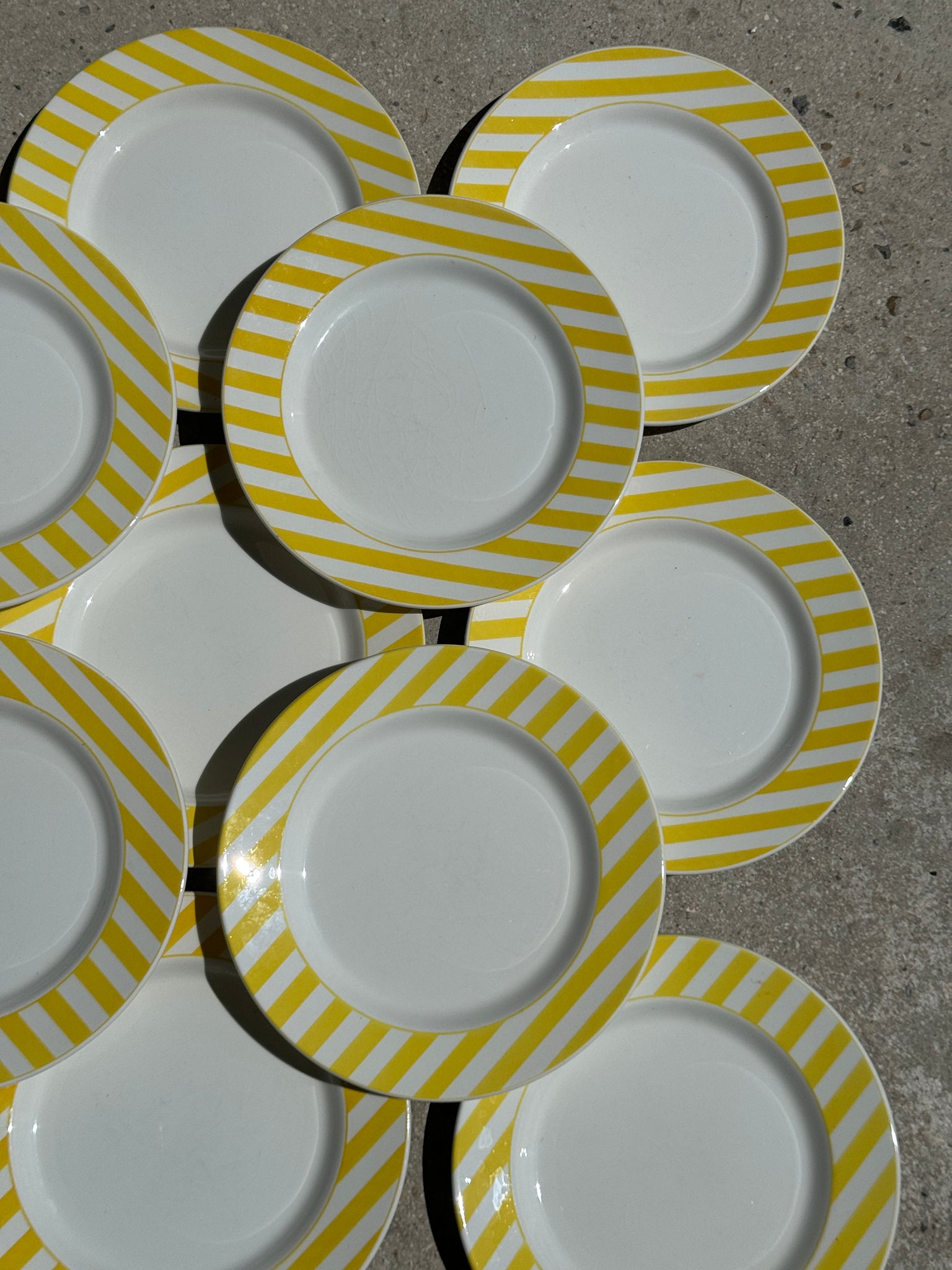 Lot de 12 assiettes rayées jaunes italiennes