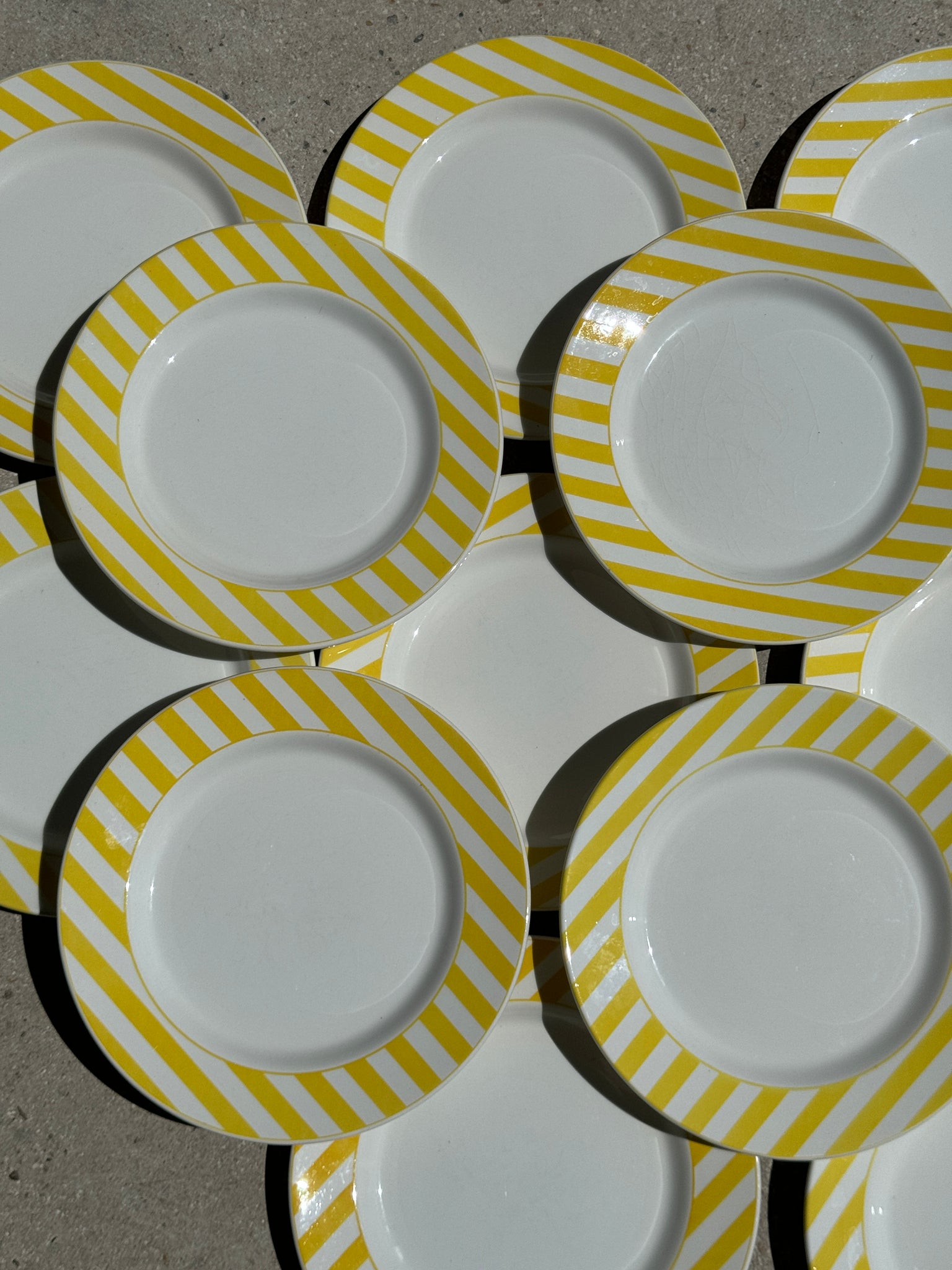 Lot de 12 assiettes rayées jaunes italiennes