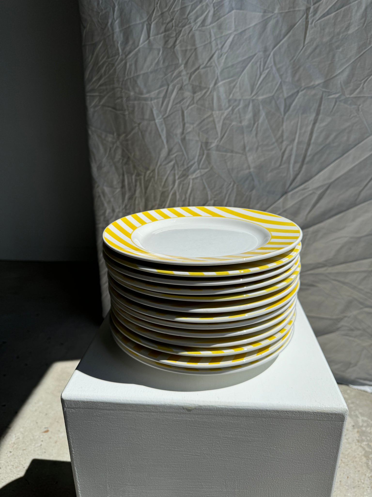 Lot de 12 assiettes rayées jaunes italiennes