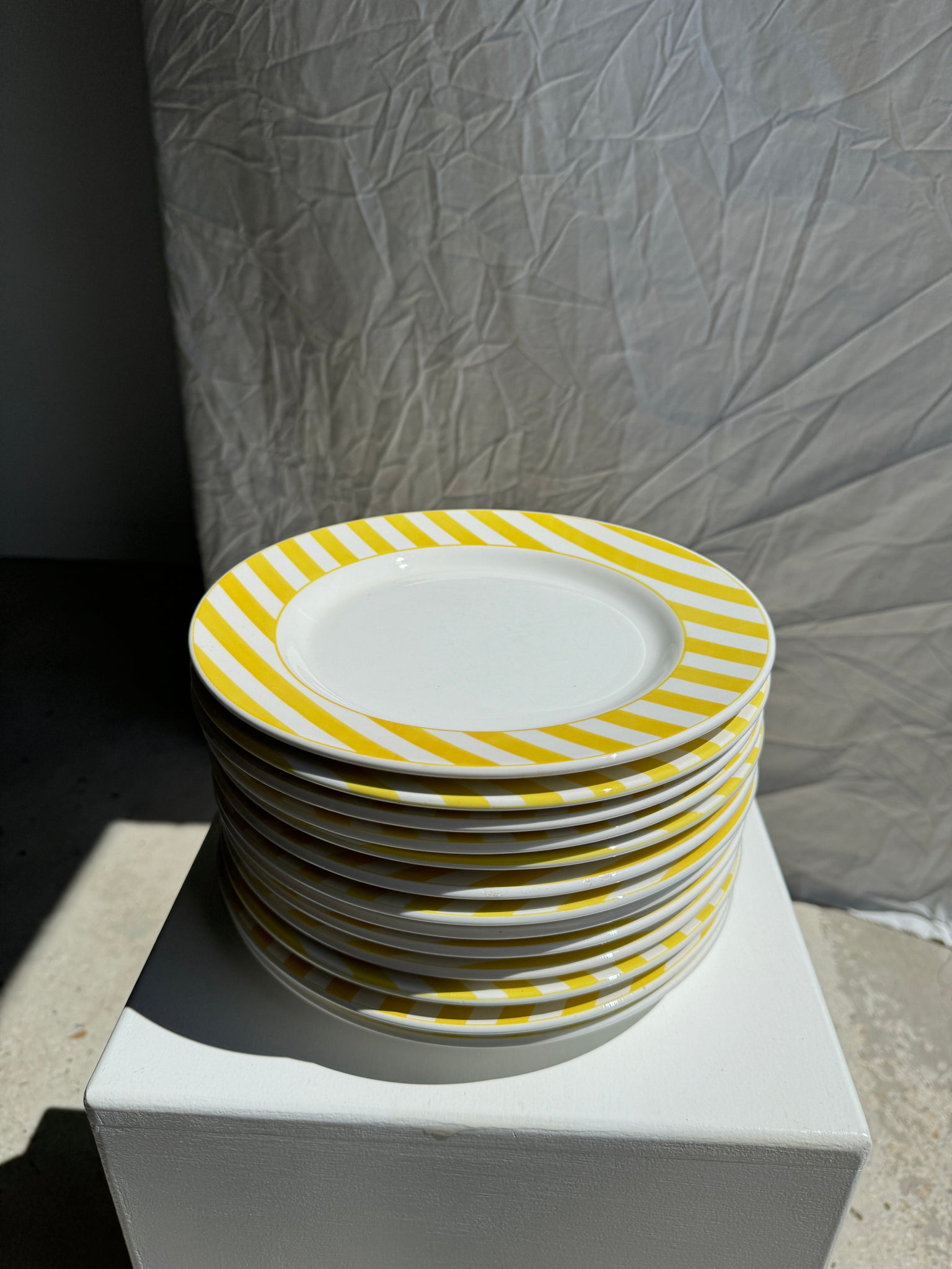 Lot de 12 assiettes rayées jaunes italiennes