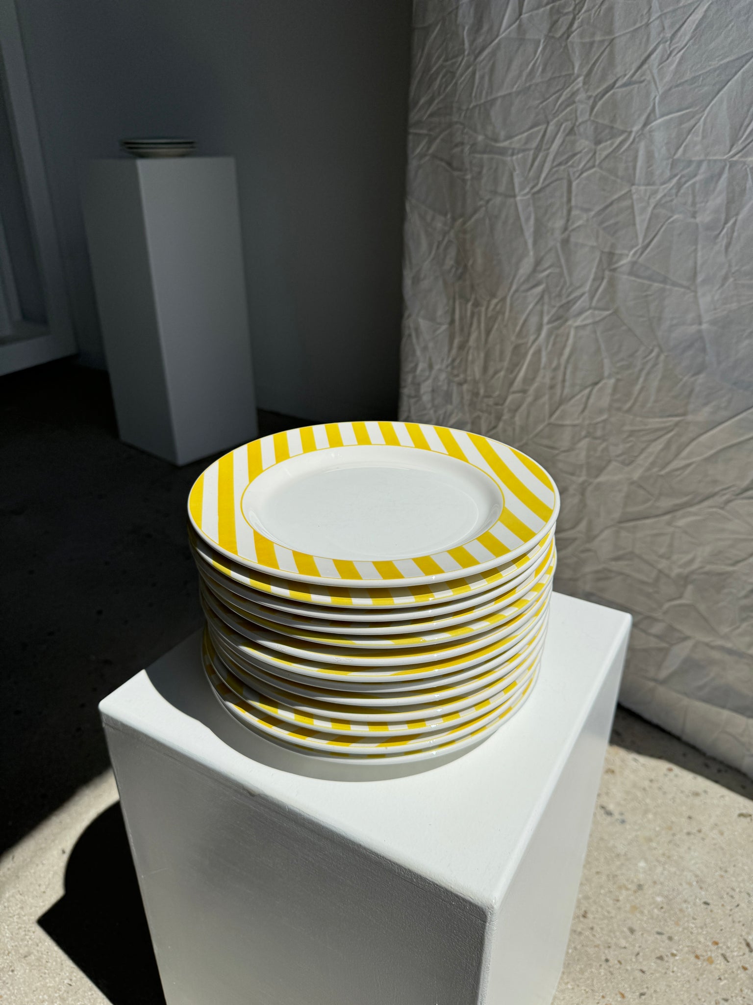 Lot de 12 assiettes rayées jaunes italiennes