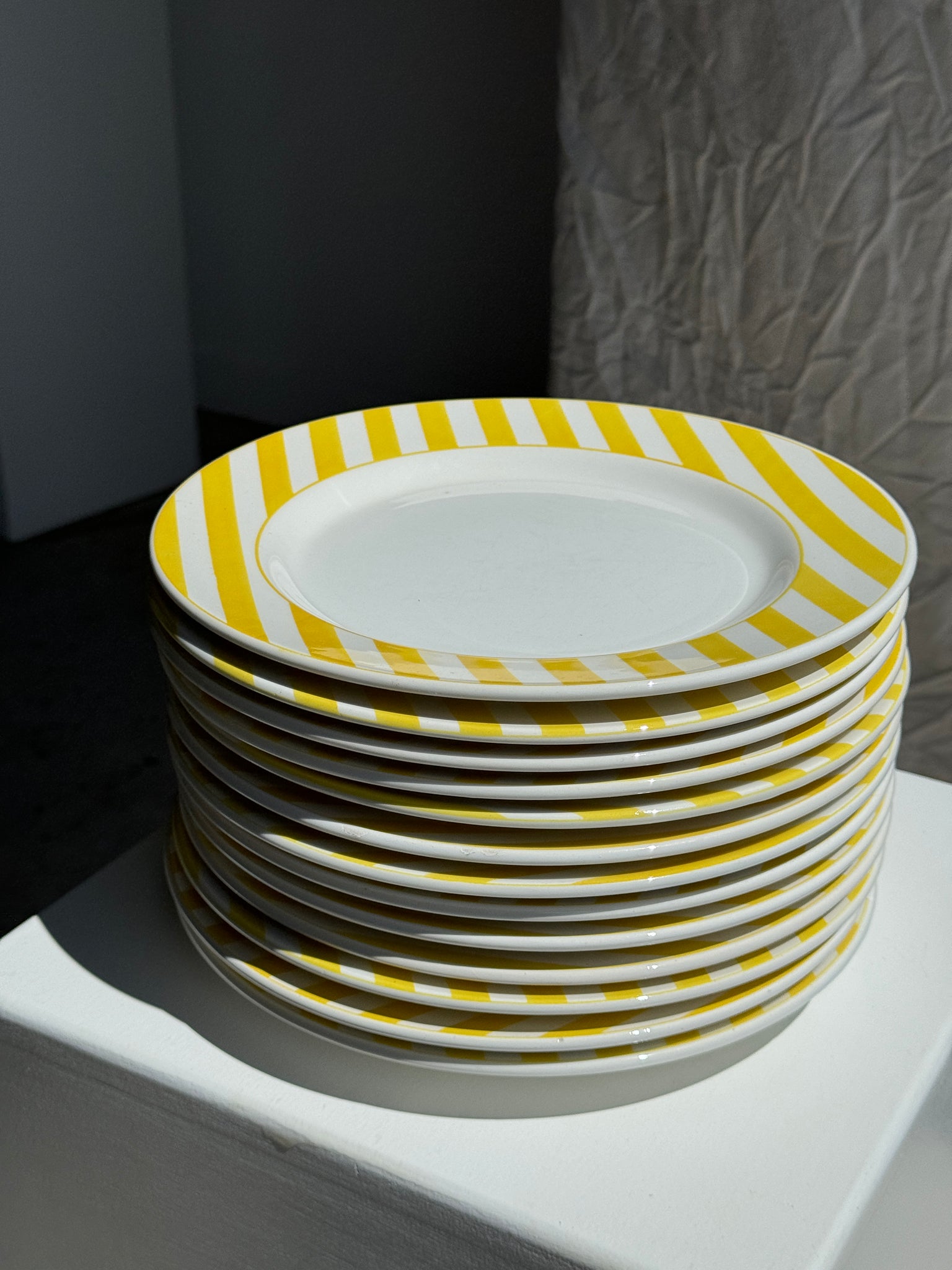 Lot de 12 assiettes rayées jaunes italiennes