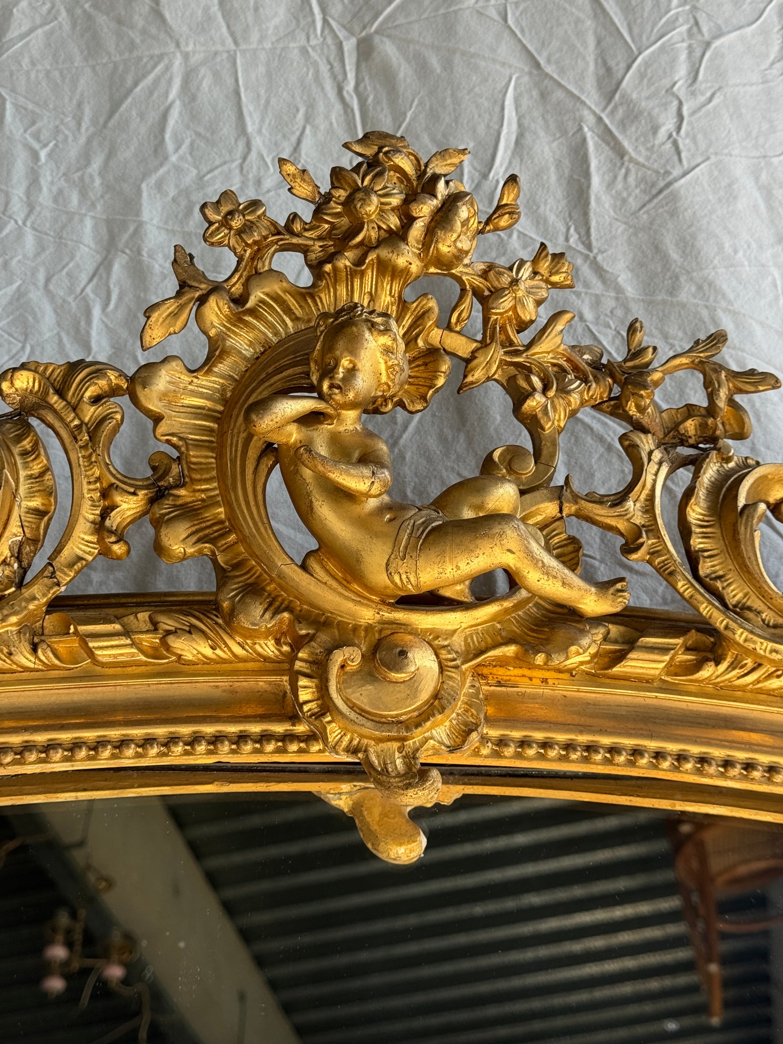 Grand miroir doré à fronton à feuilles d'acanthes H150 L98