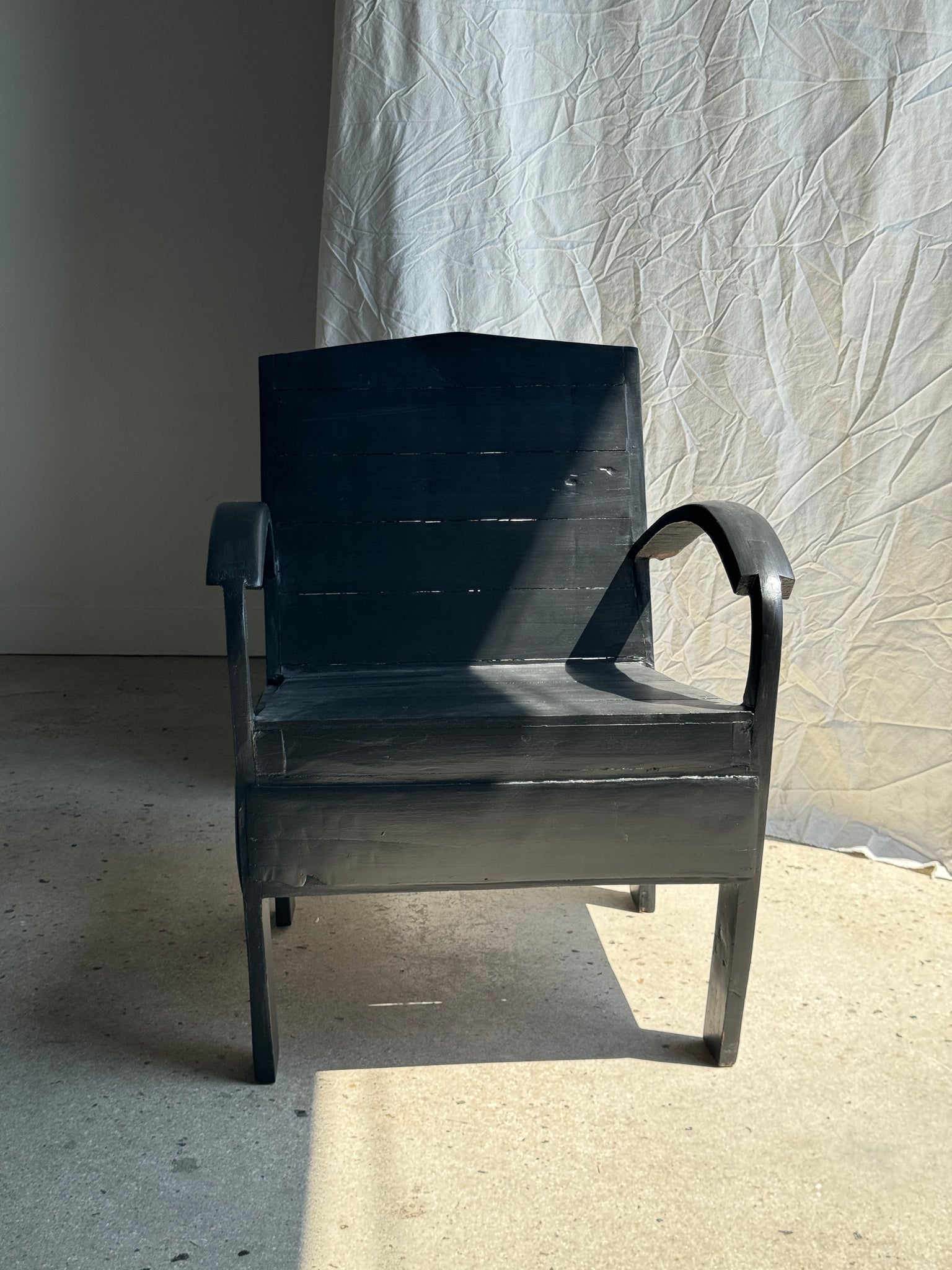 Petit fauteuil asiatique en lattes de bois upcyclé noir