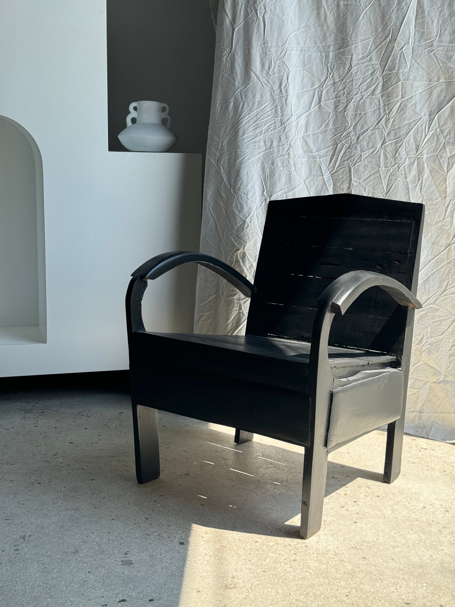 Petit fauteuil asiatique en lattes de bois upcyclé noir