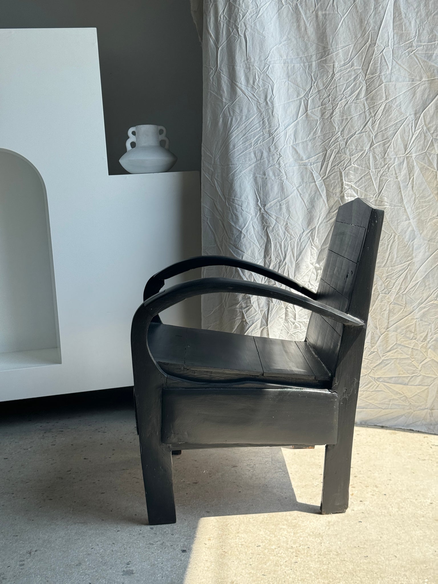 Petit fauteuil asiatique en lattes de bois upcyclé noir