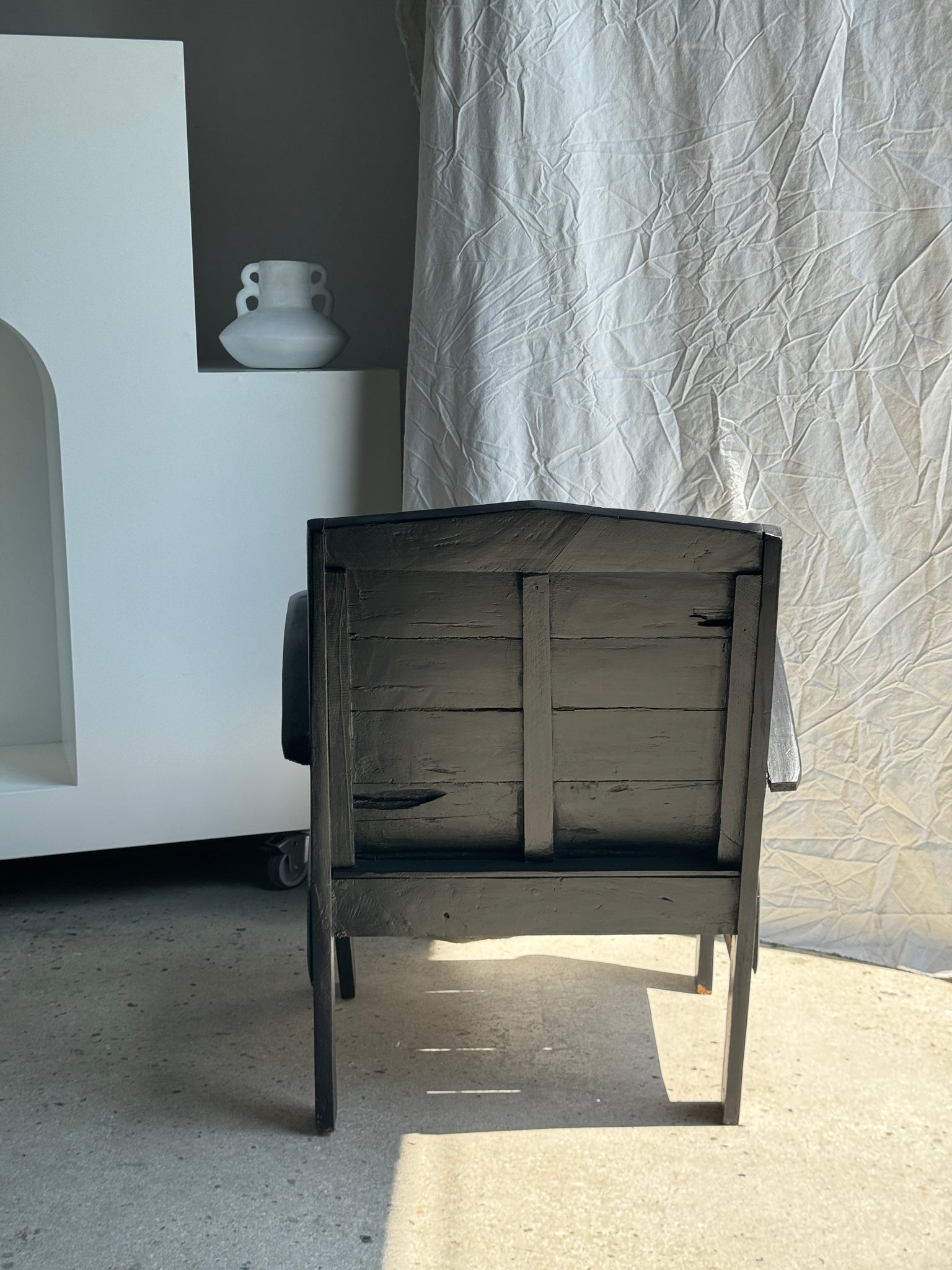 Petit fauteuil asiatique en lattes de bois upcyclé noir