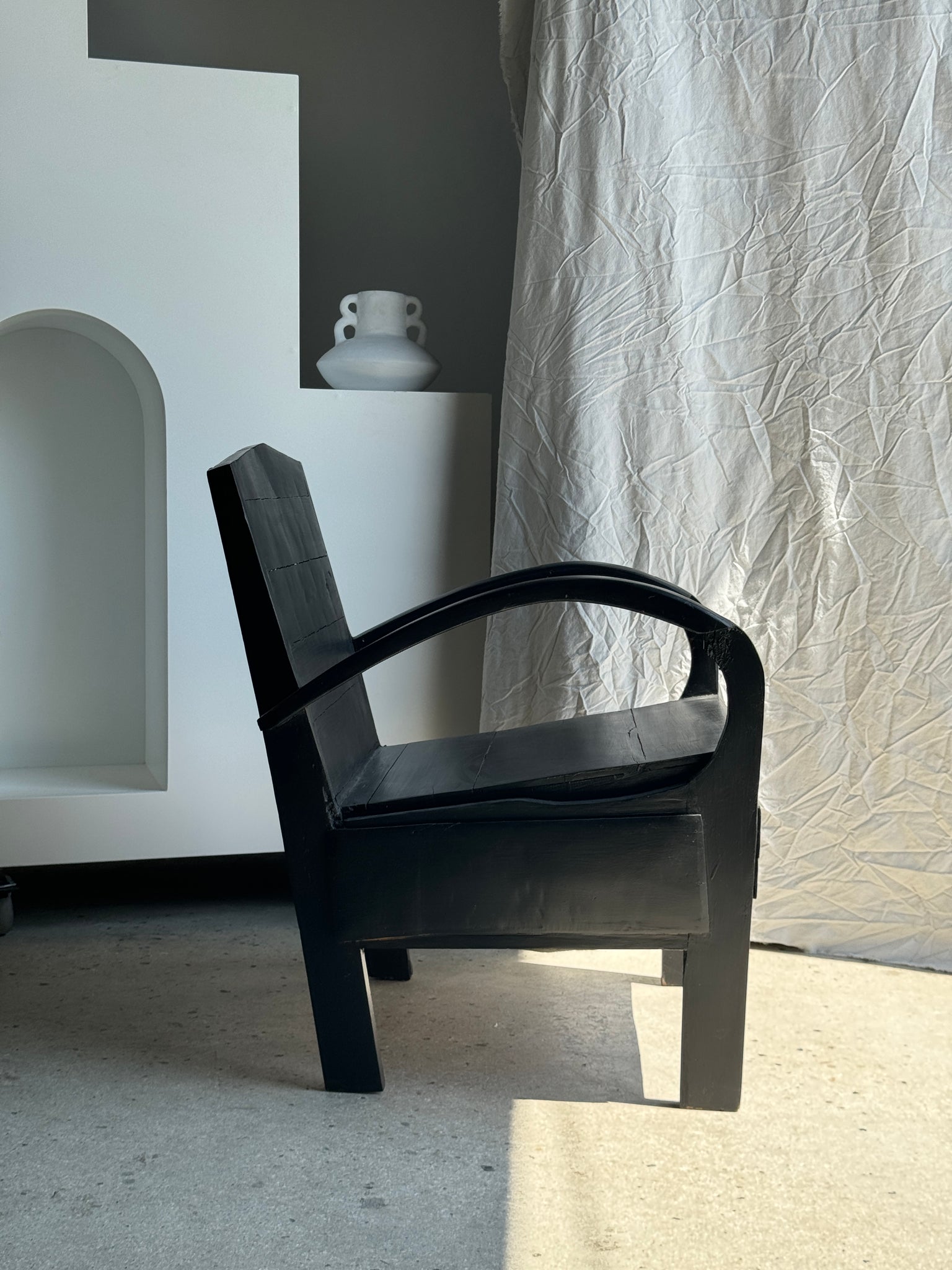 Petit fauteuil asiatique en lattes de bois upcyclé noir