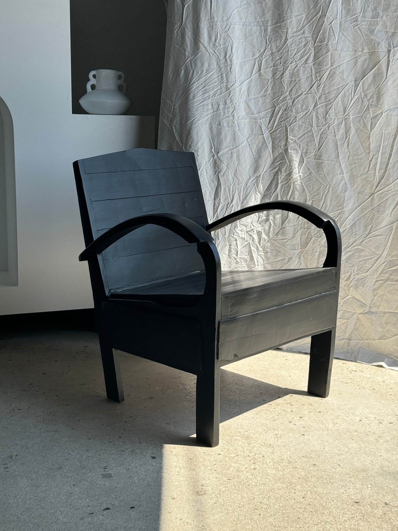 Petit fauteuil asiatique en lattes de bois upcyclé noir