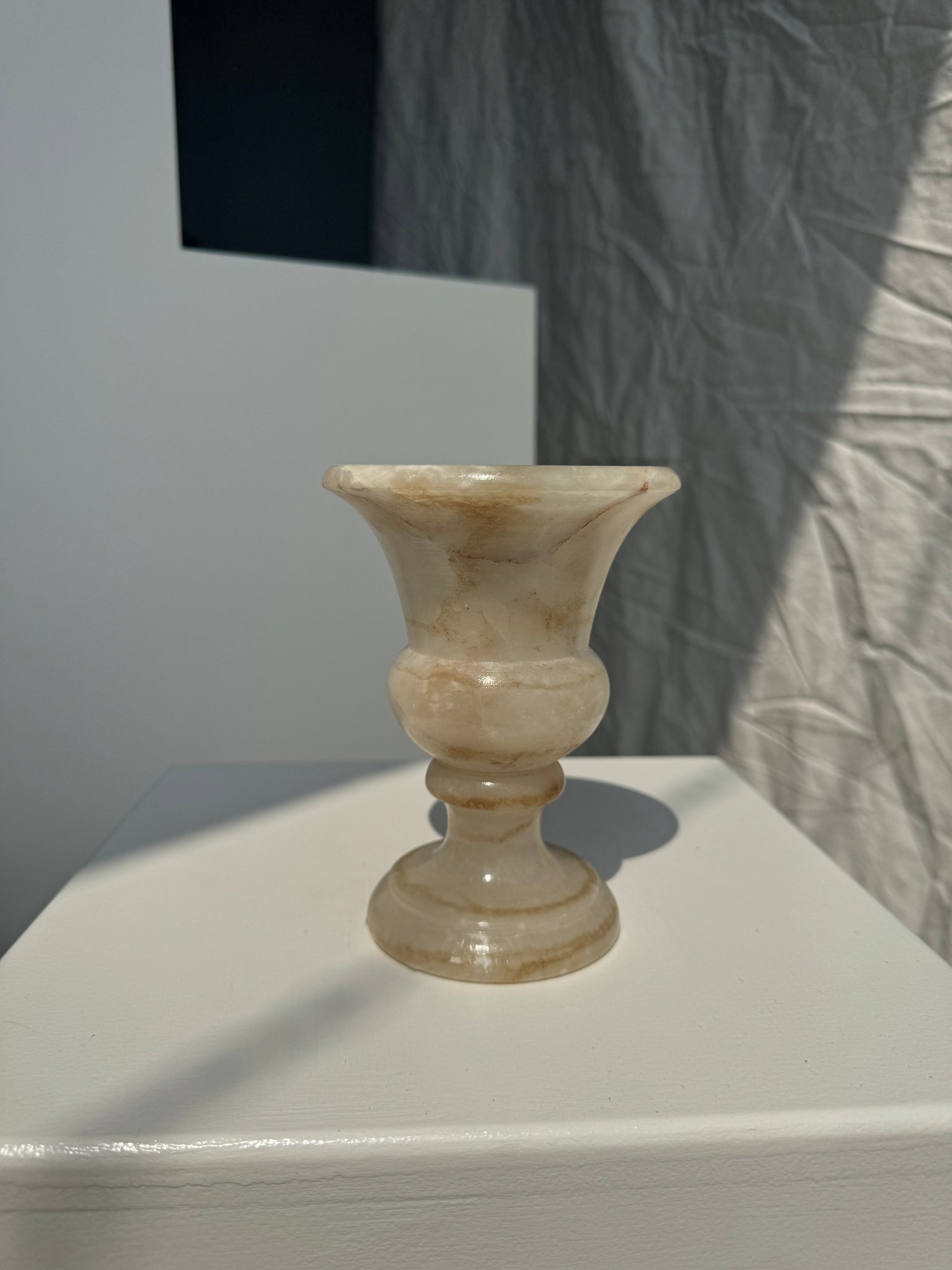 Petit vase en albâtre de style Médicis H15