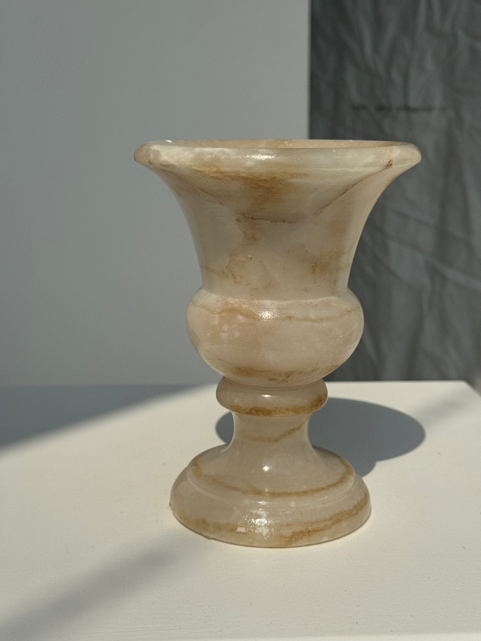 Petit vase en albâtre de style Médicis H15