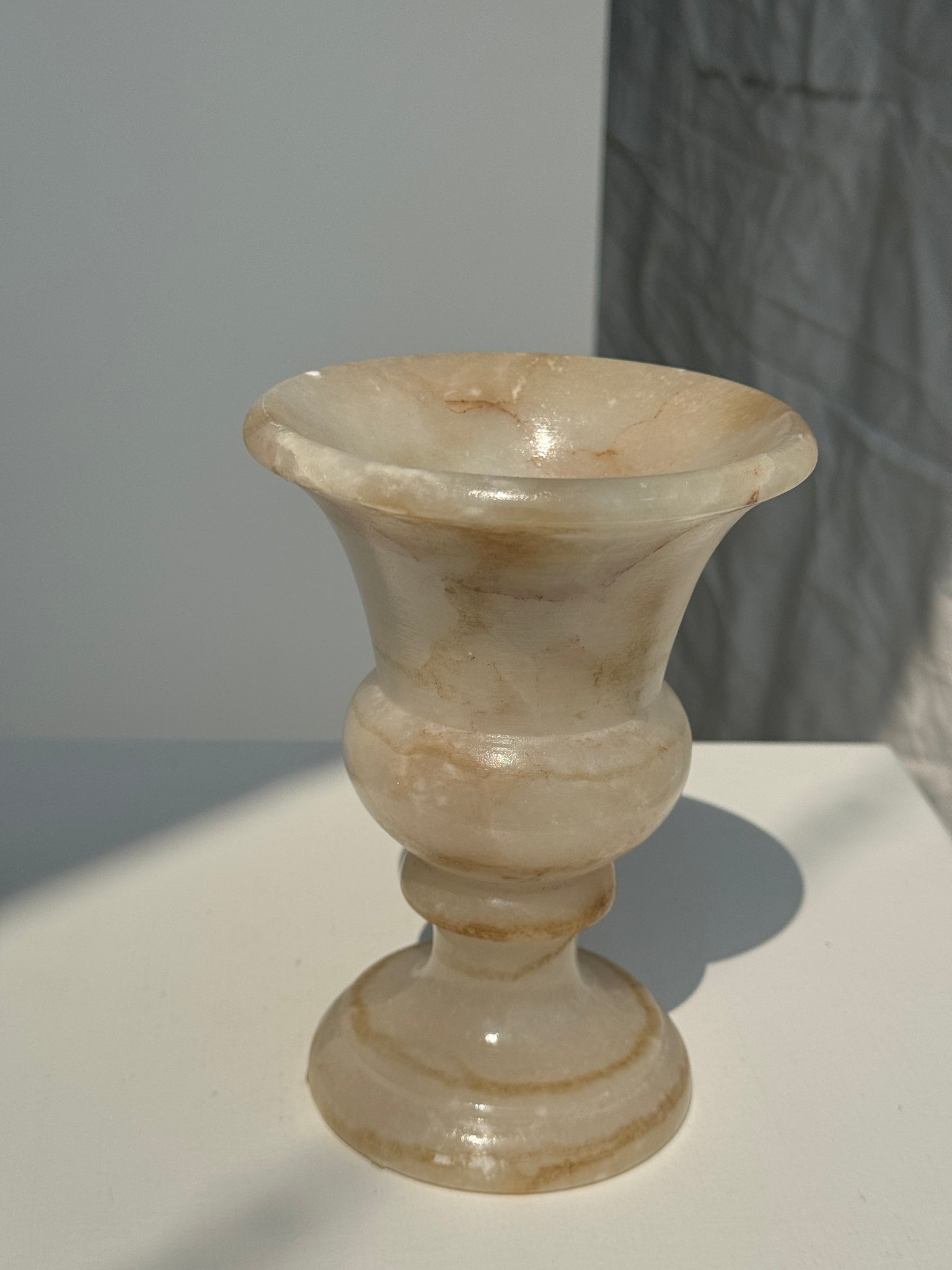 Petit vase en albâtre de style Médicis H15