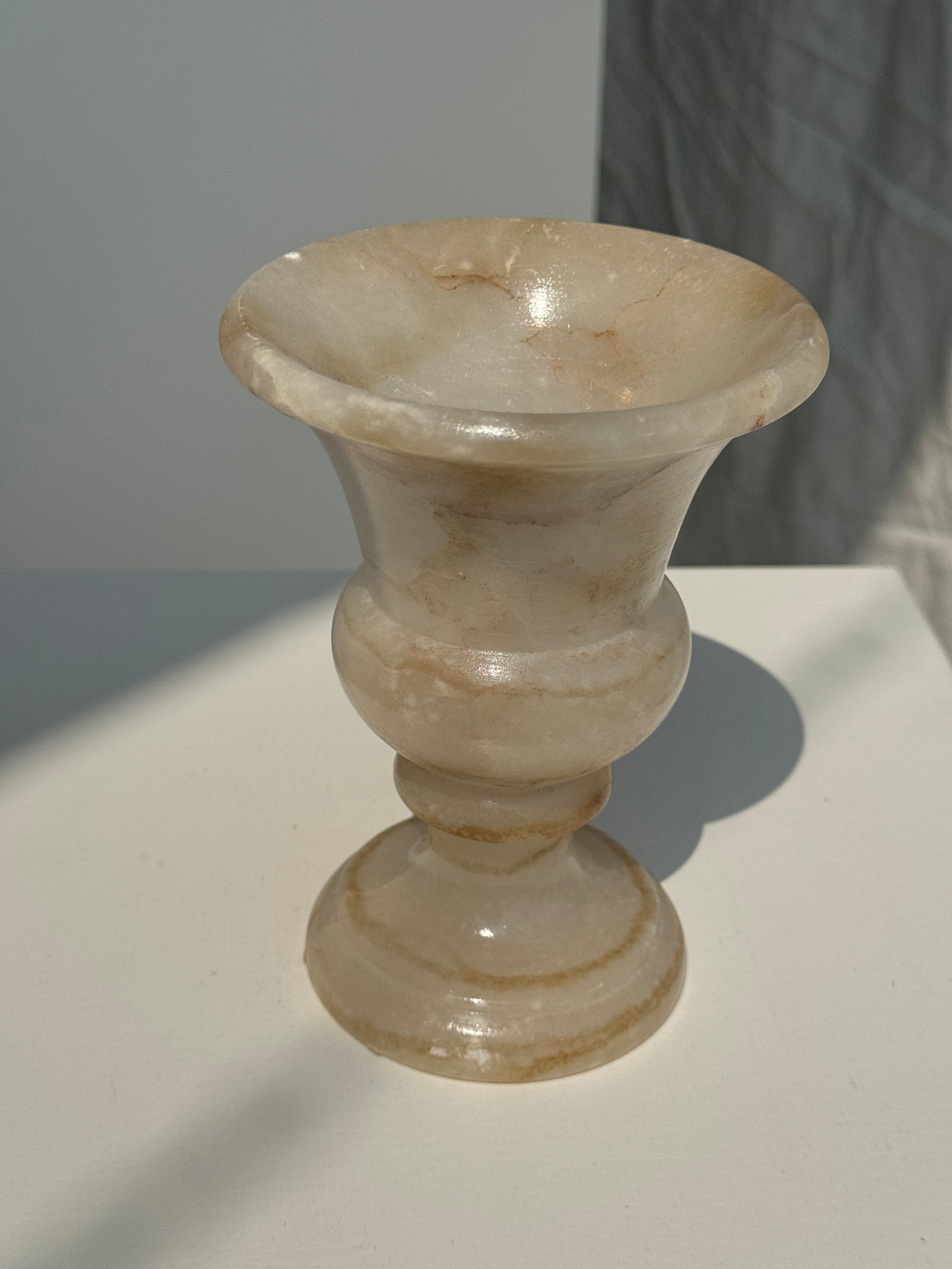 Petit vase en albâtre de style Médicis H15