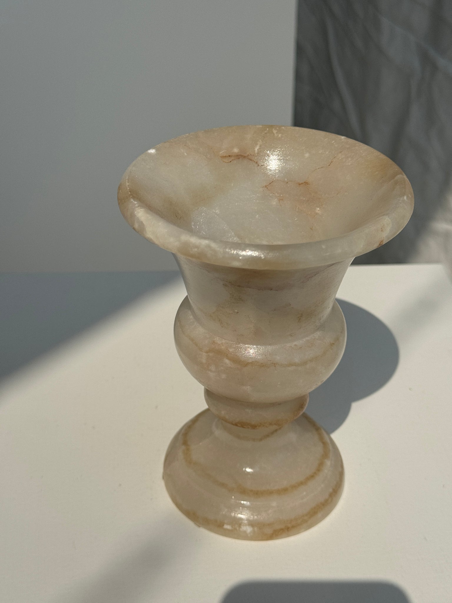 Petit vase en albâtre de style Médicis H15