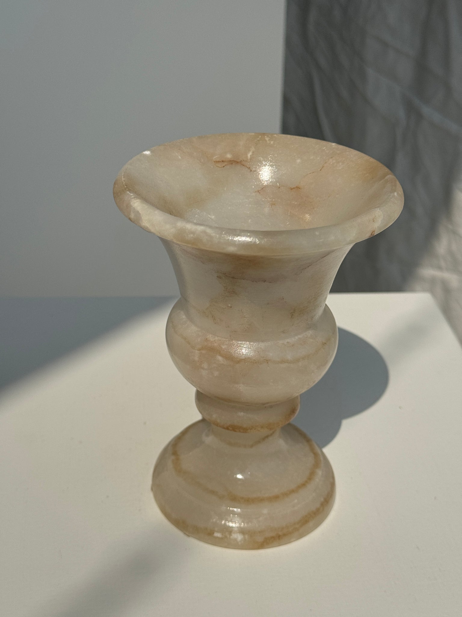 Petit vase en albâtre de style Médicis H15