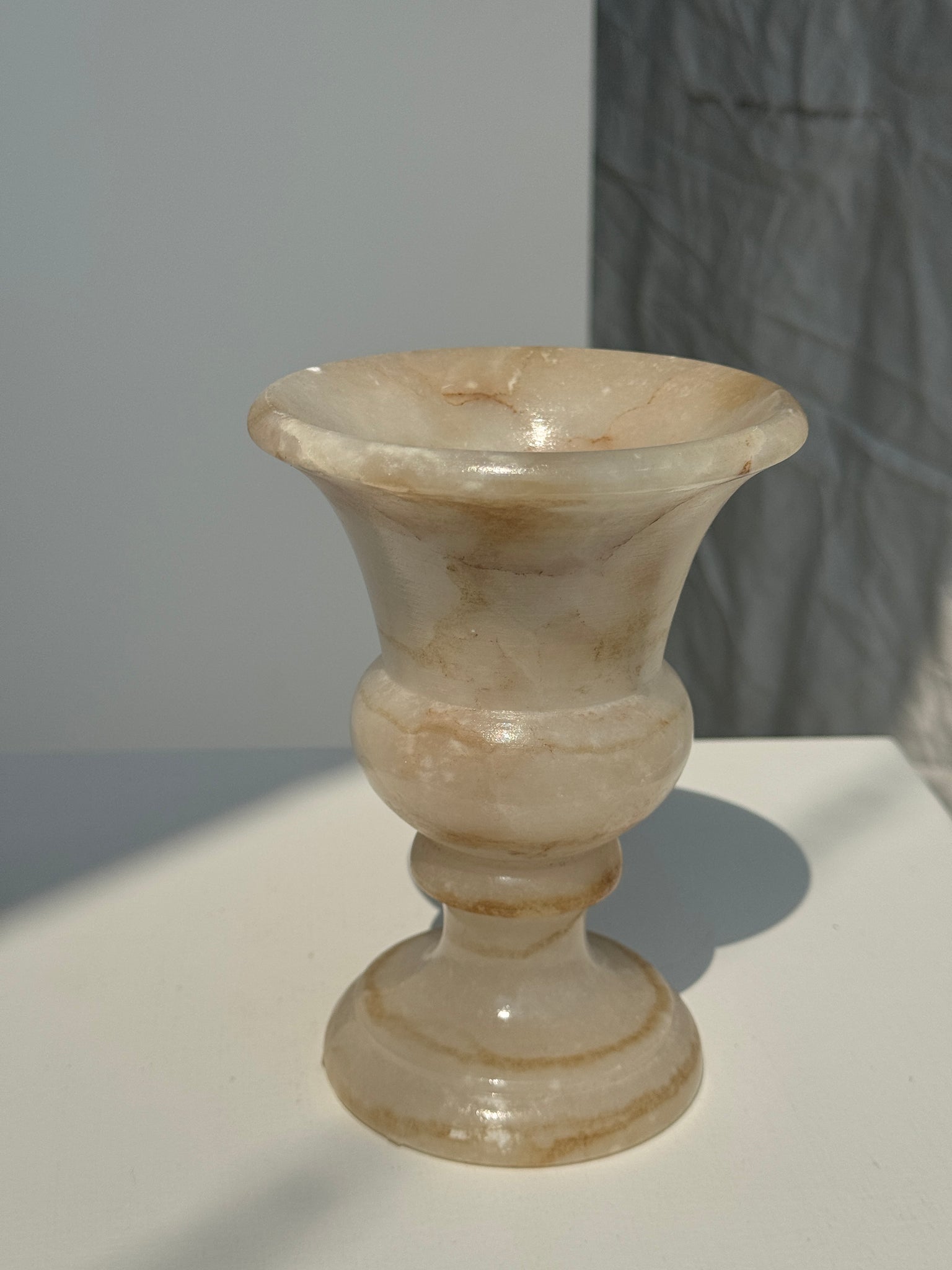 Petit vase en albâtre de style Médicis H15